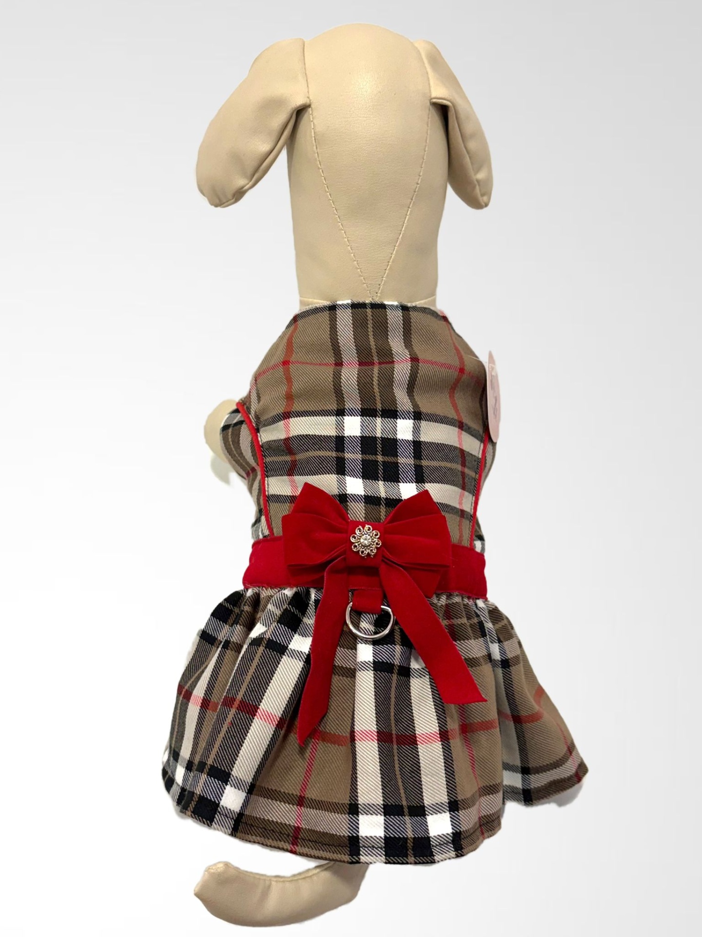 vestido para cão com padrão xadrez e laço vermelho