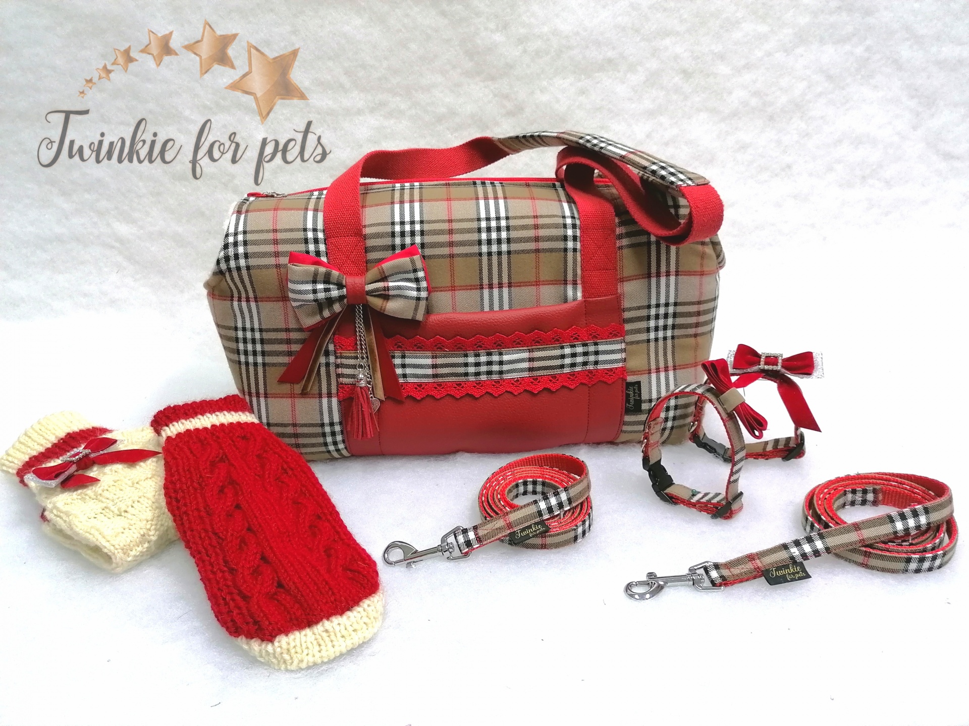 Conjunto para animais com mala, peitorais, trelas e meias em padrão xadrez e malha vermelho e creme