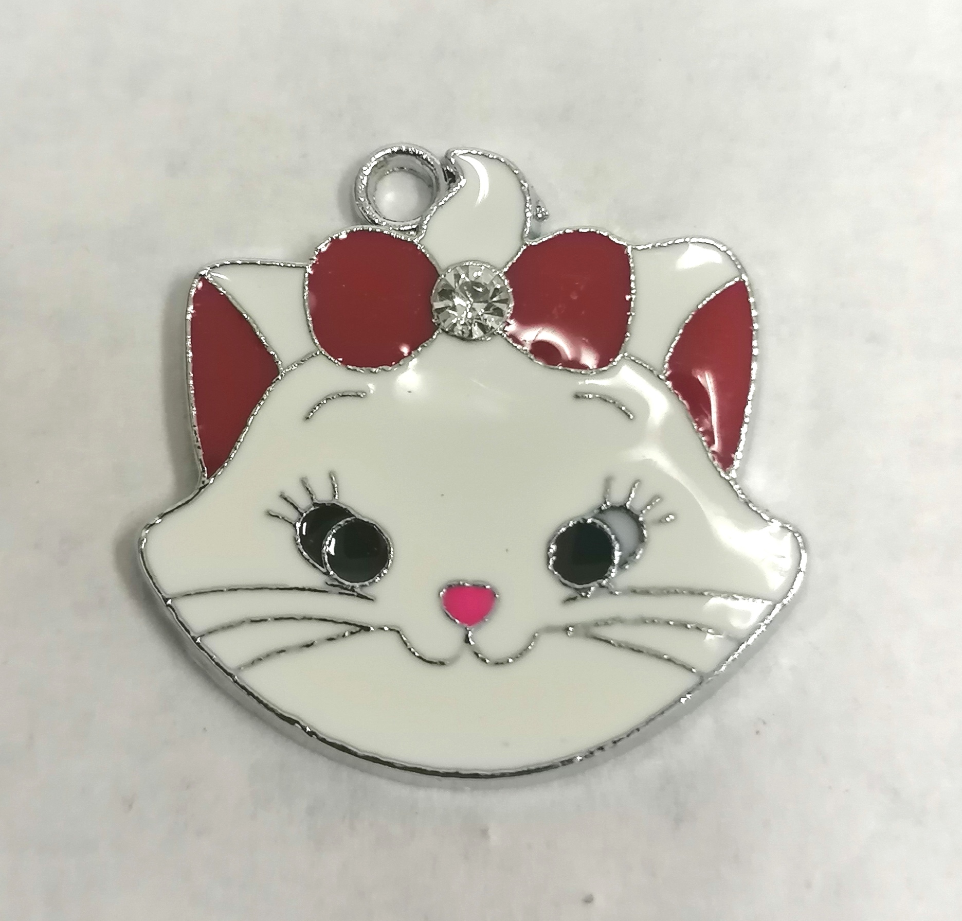 Pingente cabeça de gato branco e vermelho com laço e brilhante.
