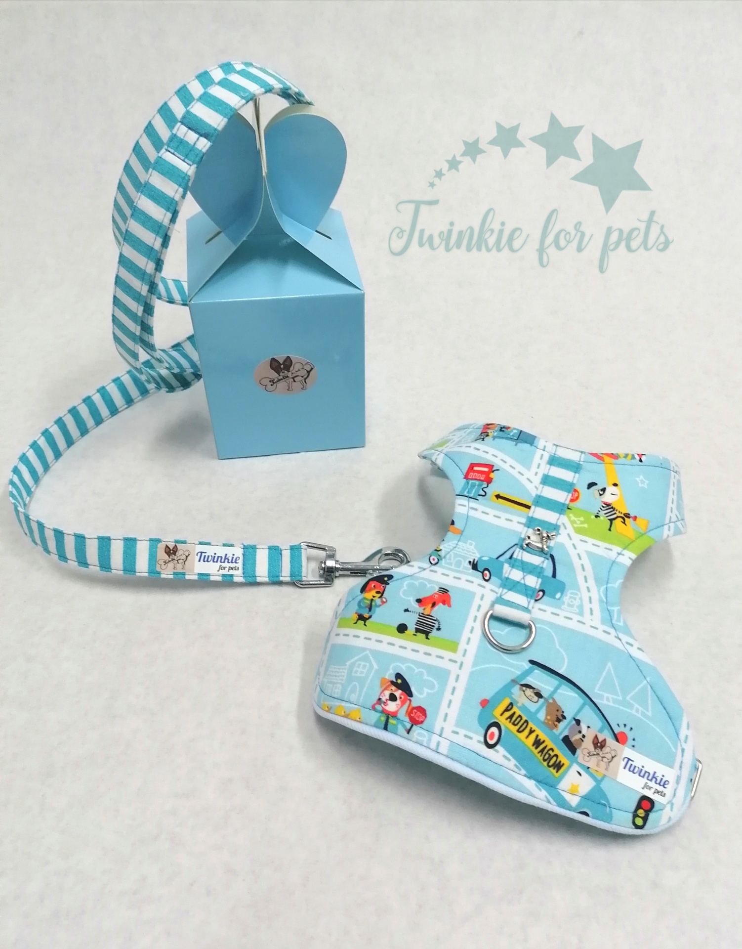 Peitoral e coleira azul claro para cão com padrão de ruas, carros e etiqueta Twinkie for pets, caixa azul clara com alça listrada