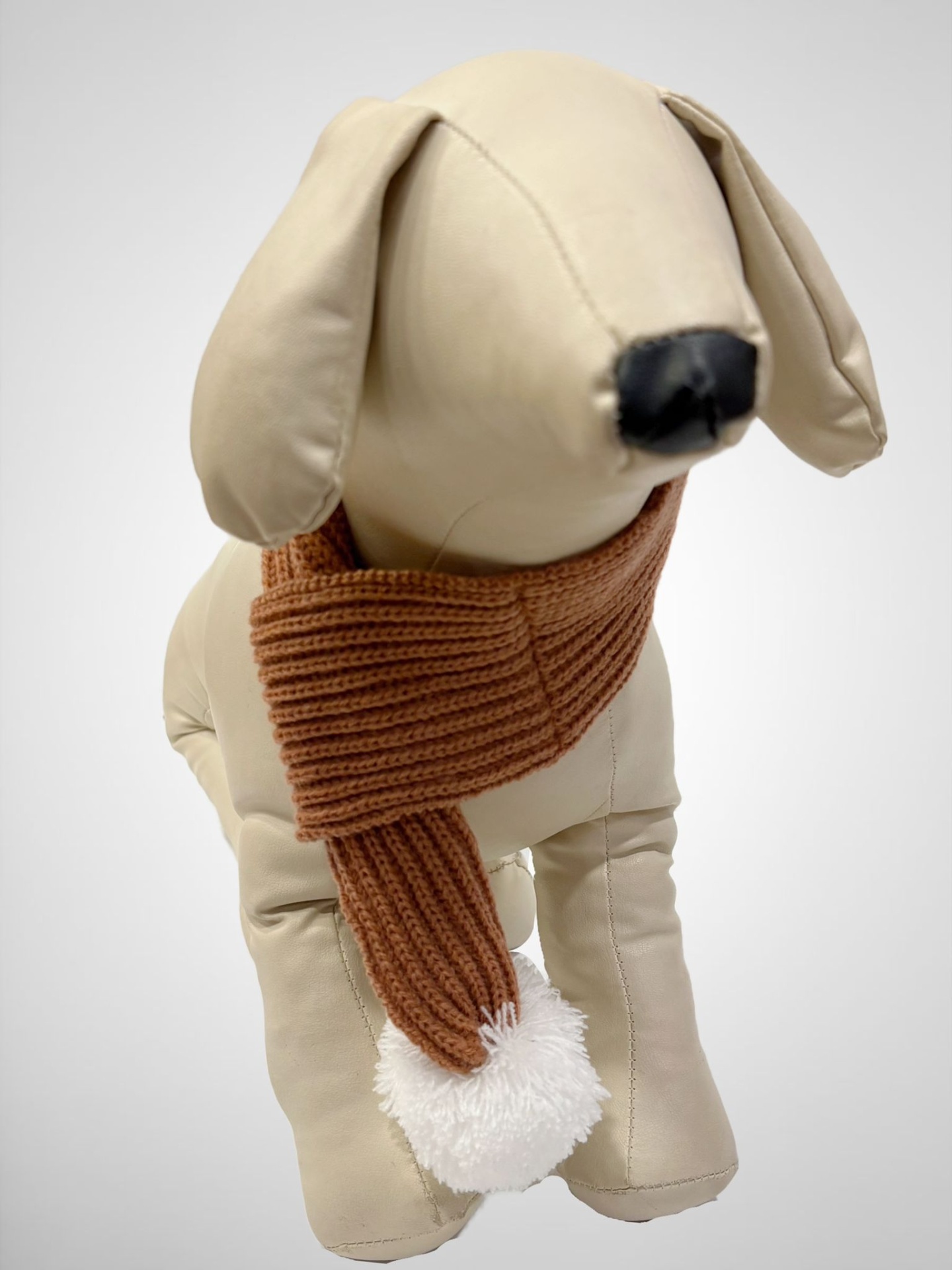 Boneco cão bege com cachecol castanho e pompom branco