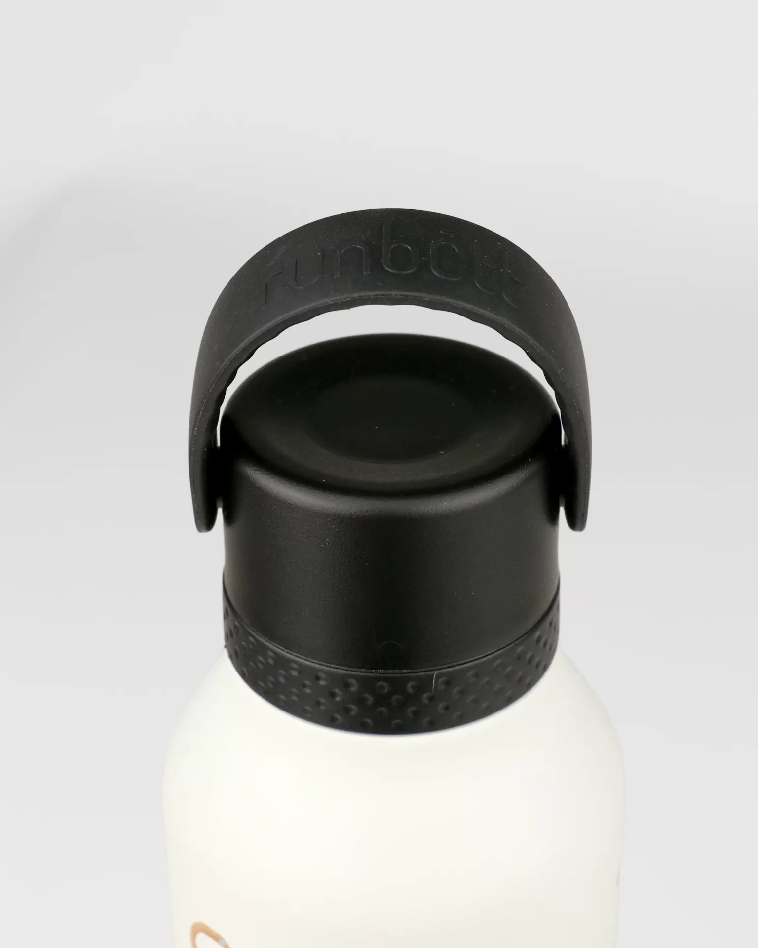 Tampa preta de garrafa branca com pega de silicone preta e texto runbott