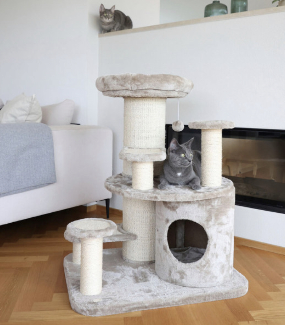 Arranhador para gatos em tecido peludo bege com vários níveis e postes de sisal