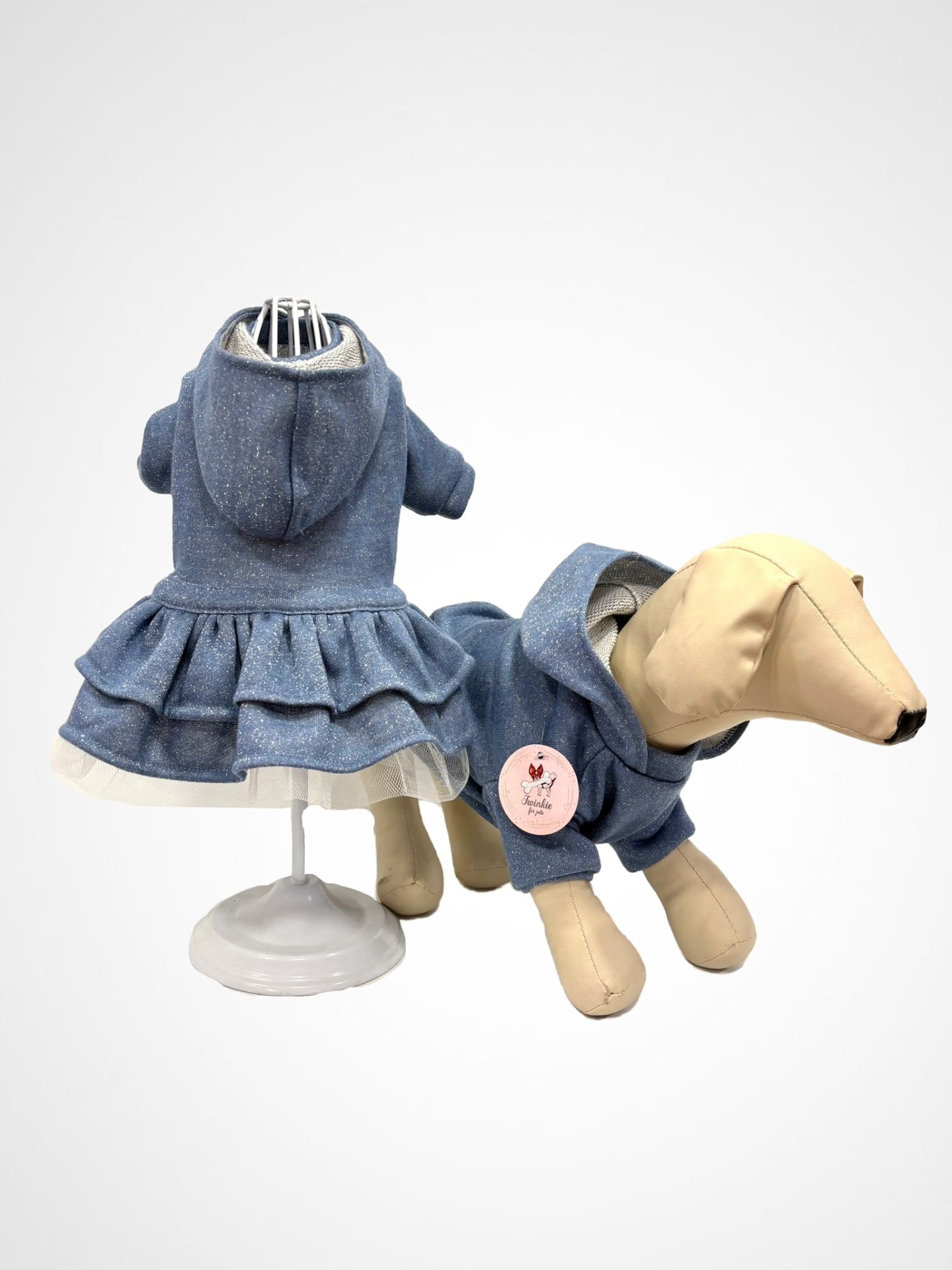 Vestido azul brilhante para cão com capuz e saia em manequim e manequim de cão de tecido