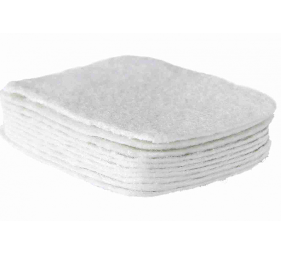 Discos de algodão brancos empilhados sobre fundo branco