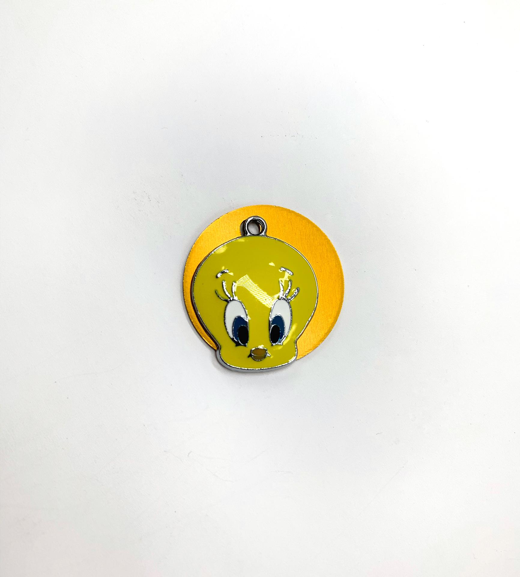 Pendente amarelo com o rosto do Tweety em relevo