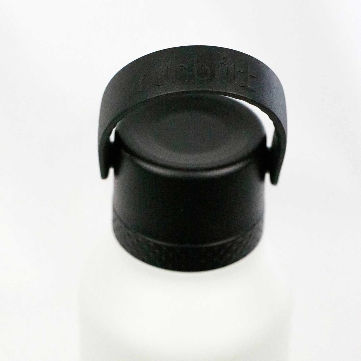 Peça preta cilíndrica com alça superior com texto runbott