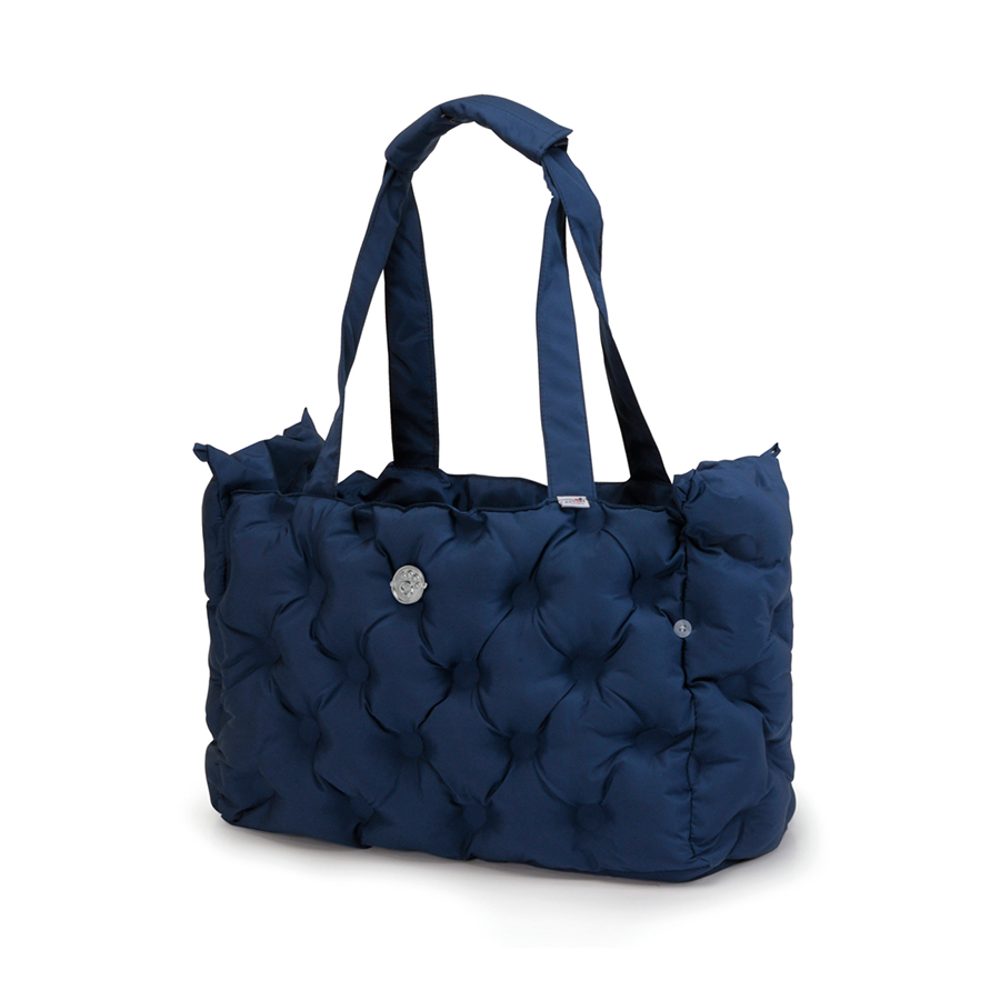 Mala azul escura acolchoada com alças largas e botões prateados