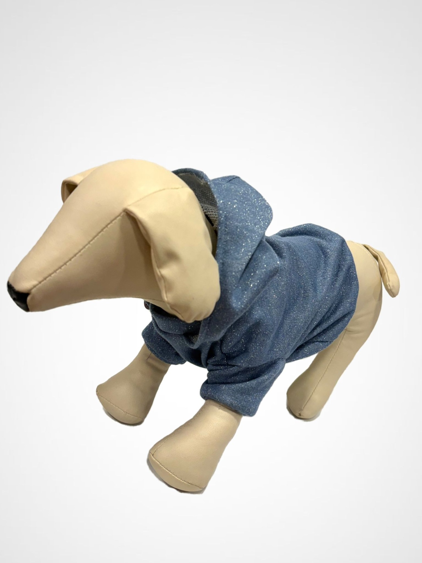 Mannequin de cão em material sintético bege com fato azul brilhante e capuz