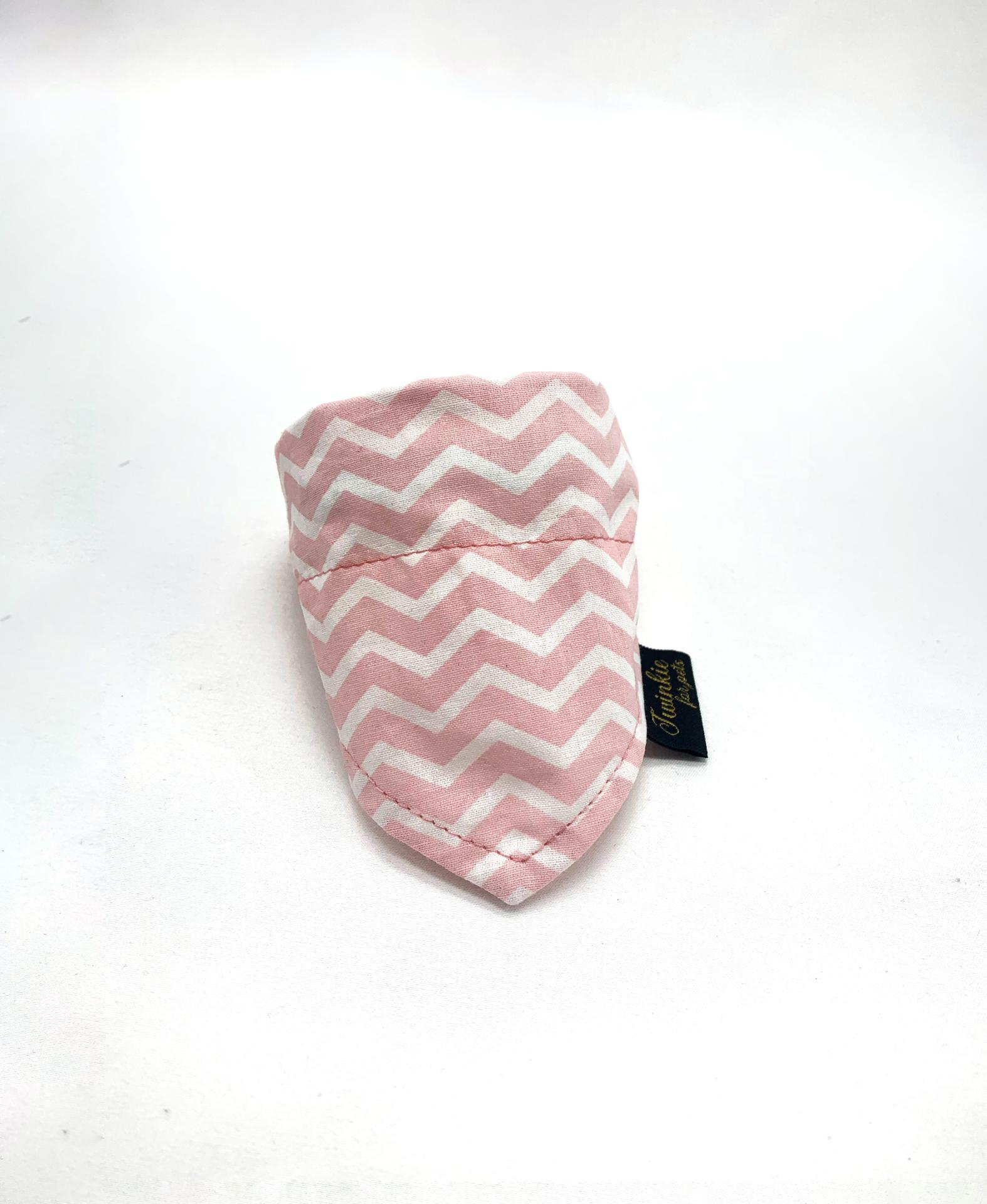 Bandana para cão rosa com padrão zig-zag branco e etiqueta preta