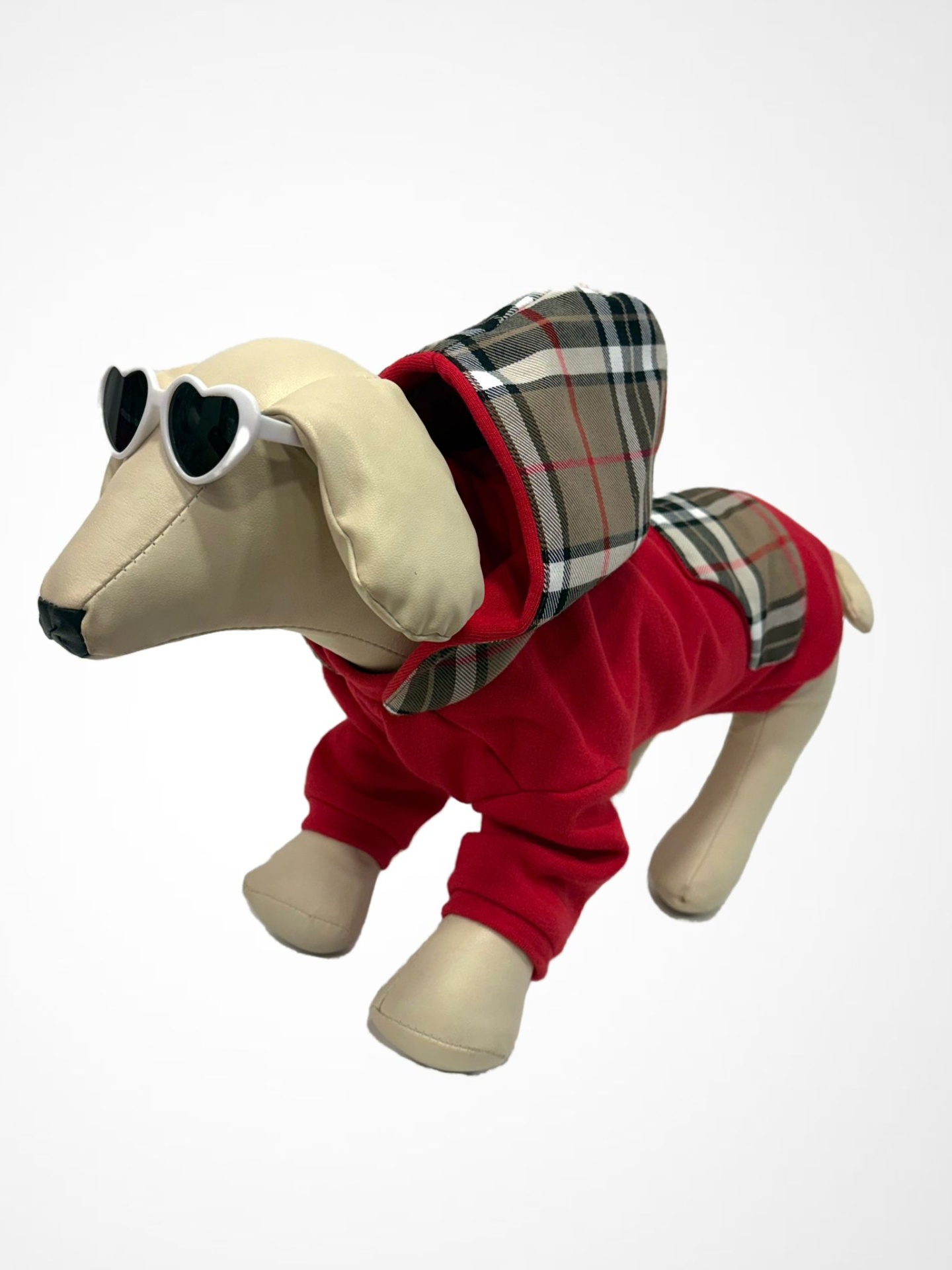 Estatueta de cão com roupa vermelha e óculos de sol brancos em forma de coração