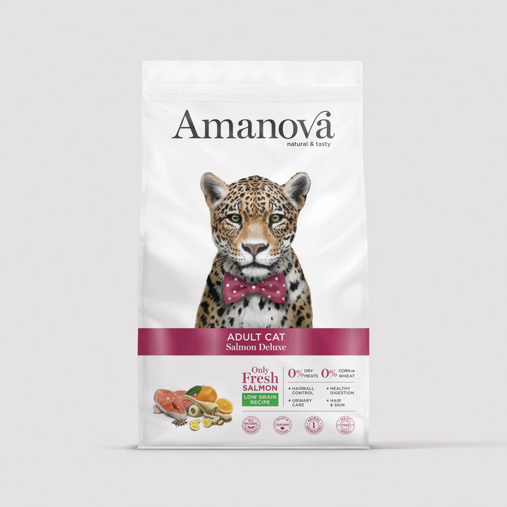 Pacote branco de ração para gatos adultos com leopardo e texto Amanova