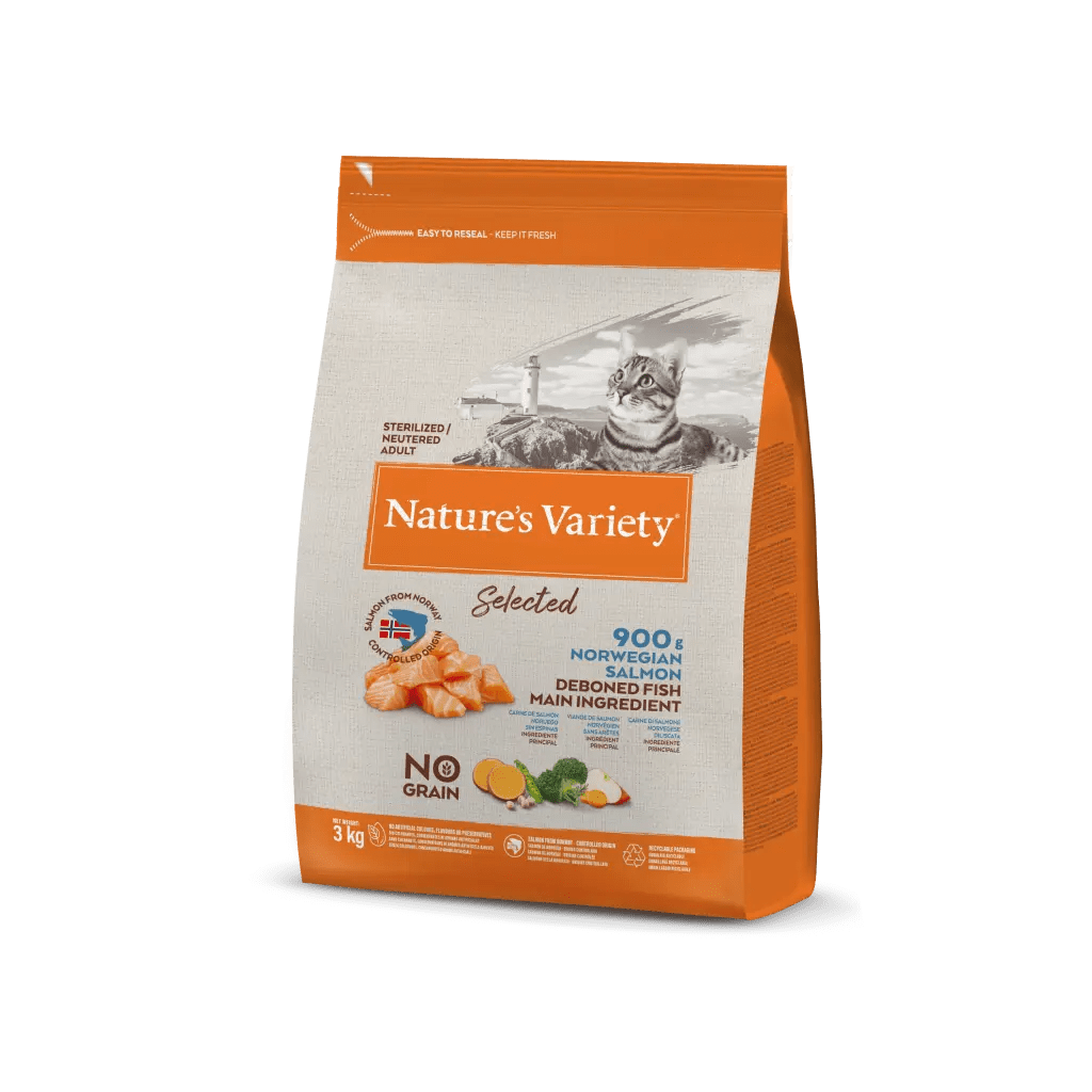 Embalagem de ração Nature's Variety para gatos, com imagem de gato e salmão, texto em laranja e cinza.