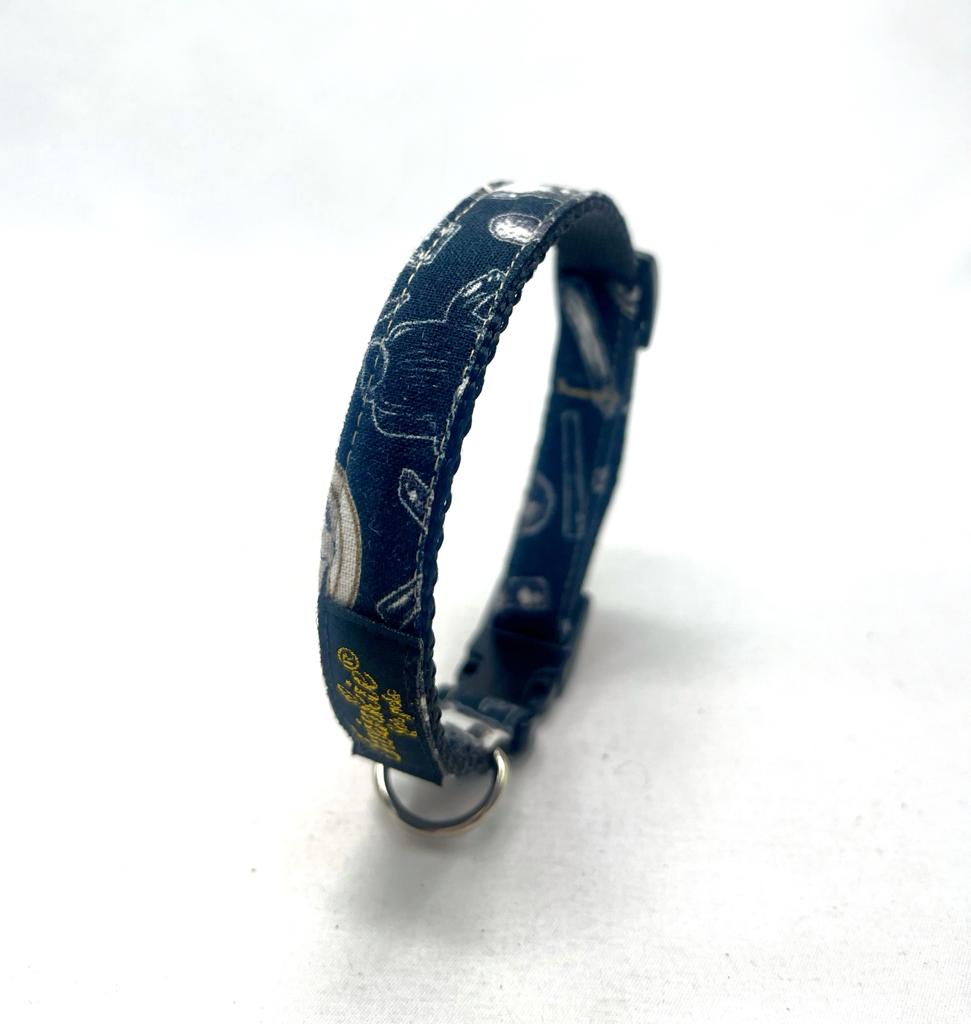 Coleira de tecido azul escuro com padrão branco e fivela preta