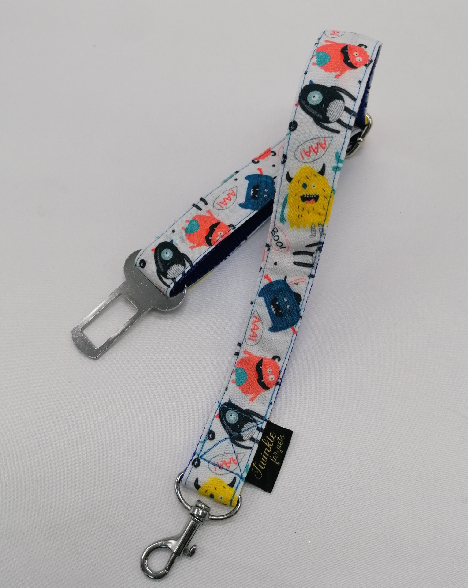 Correia para animal de estimação colorida com desenhos animados sobre fundo claro