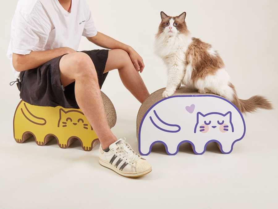 Dois arranhadores para gatos em forma de gato com um gato e um homem sentados