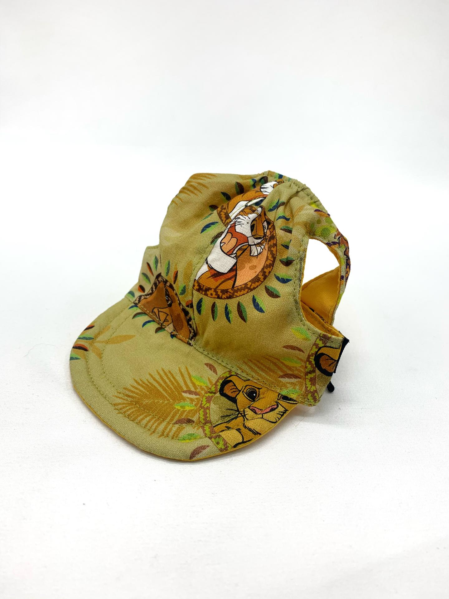 Boné bege com estampas dos personagens do filme O Rei Leão