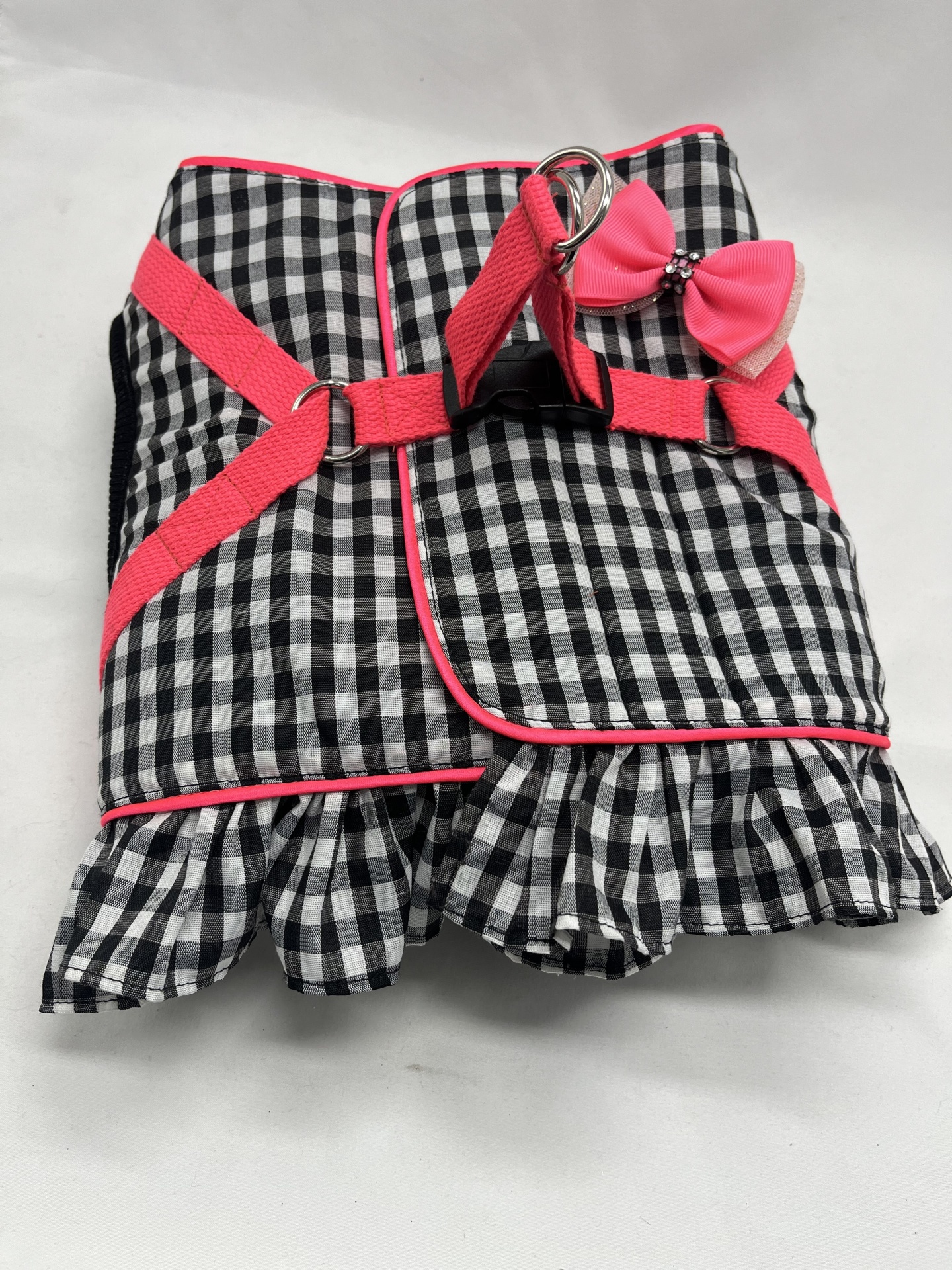 Coleira de cão xadrez preto e branco com fita e laço rosa