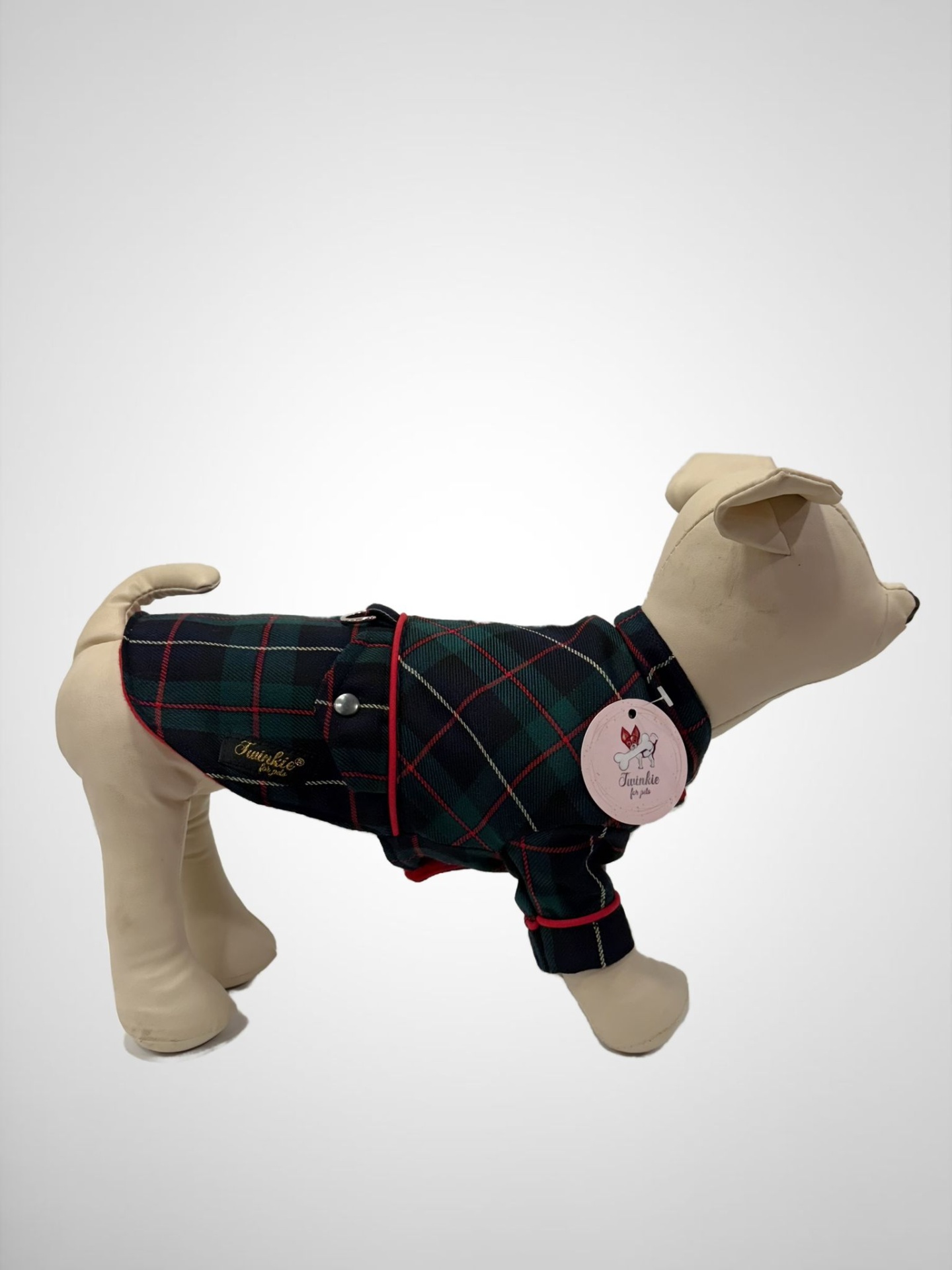 Roupa para cão xadrez verde, azul e vermelho em manequim de cão