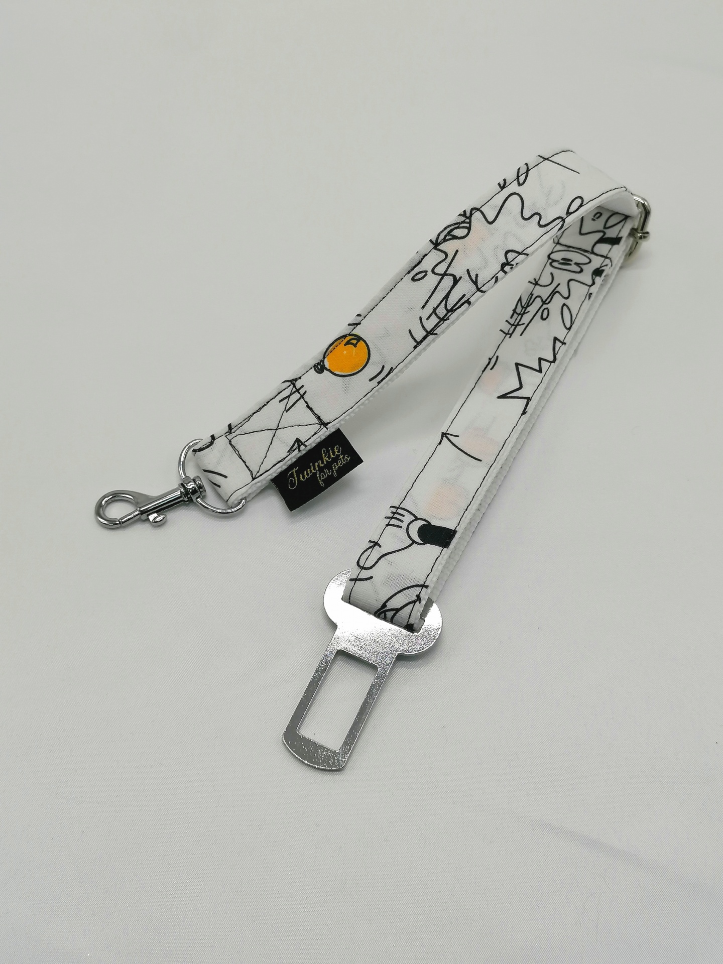 cinto de segurança para automóvel branco com padrões abstratos e fecho metálico