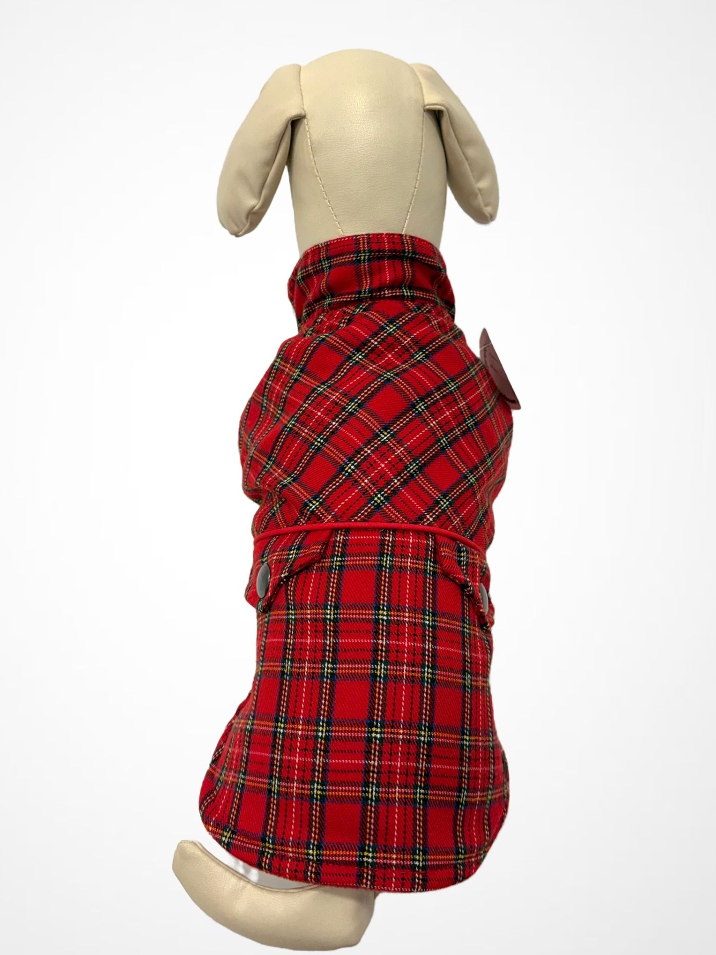 Casaco xadrez vermelho para cão em manequim bege