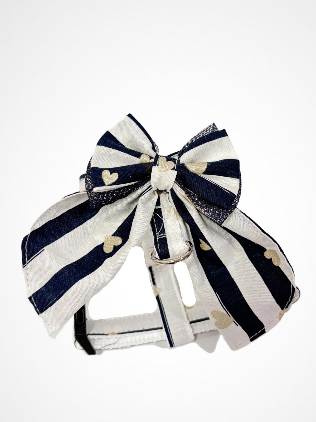 Coleira para animais com laço em riscas brancas e negras com corações dourados