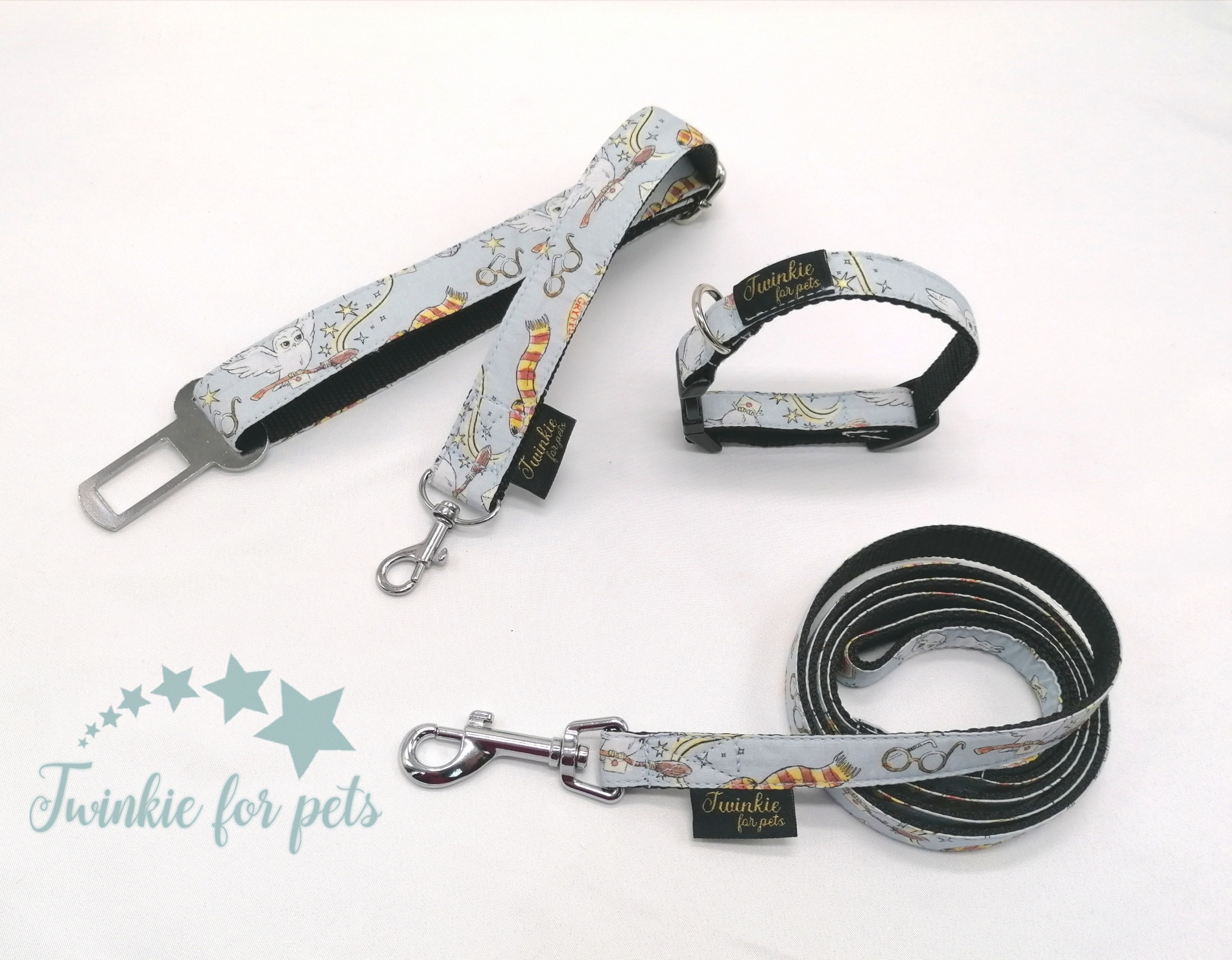 Conjunto de trela, coleira e cinto de segurança para animais com estampado cinzento claro e desenhos de pássaros