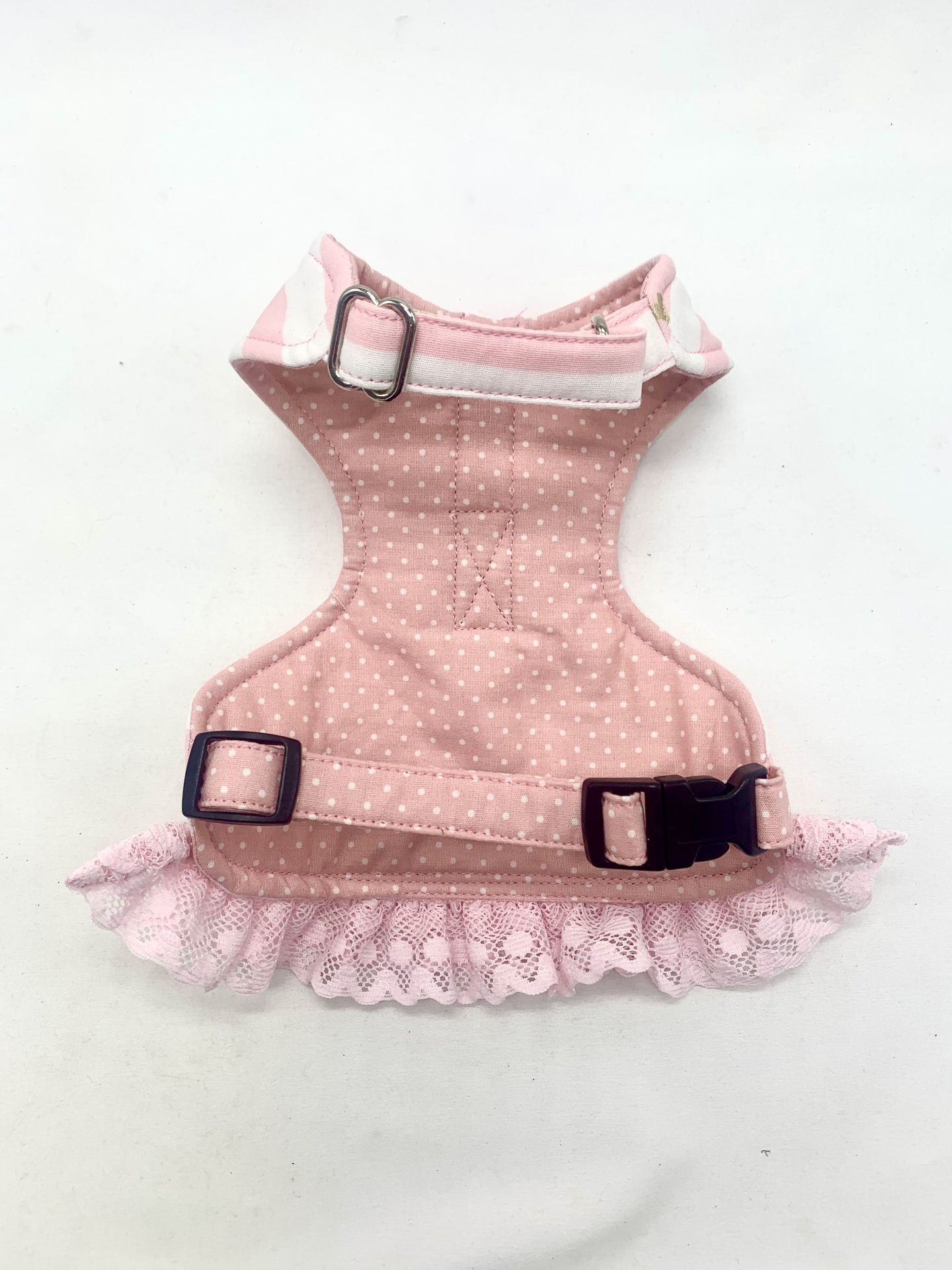 Peitoral para cão rosa com bolinhas brancas e renda