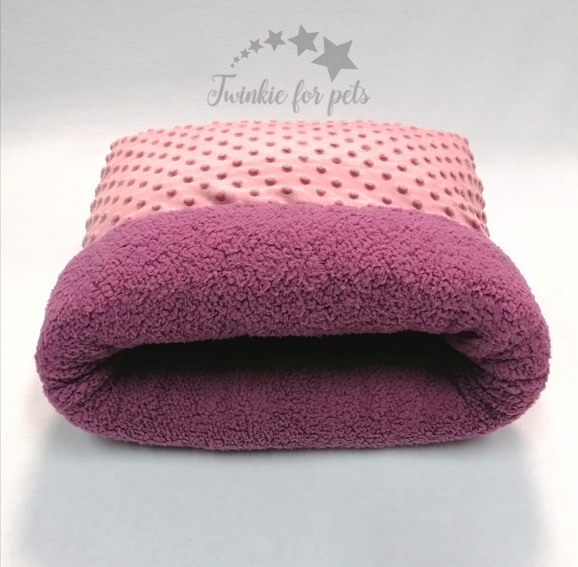 Cama para animais rosa claro com interior roxo felpudo