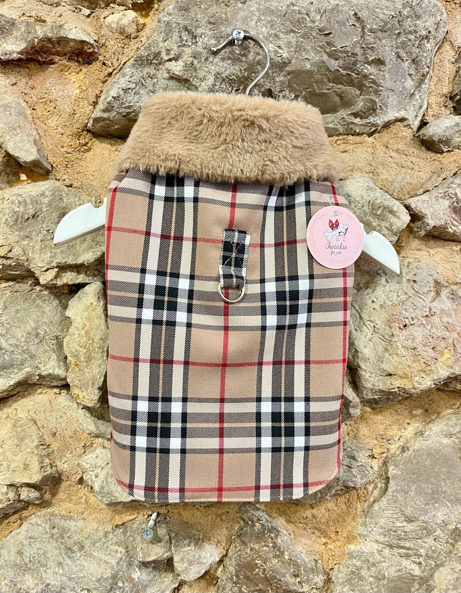 Casaco de cão xadrez bege com gola de pelo castanho