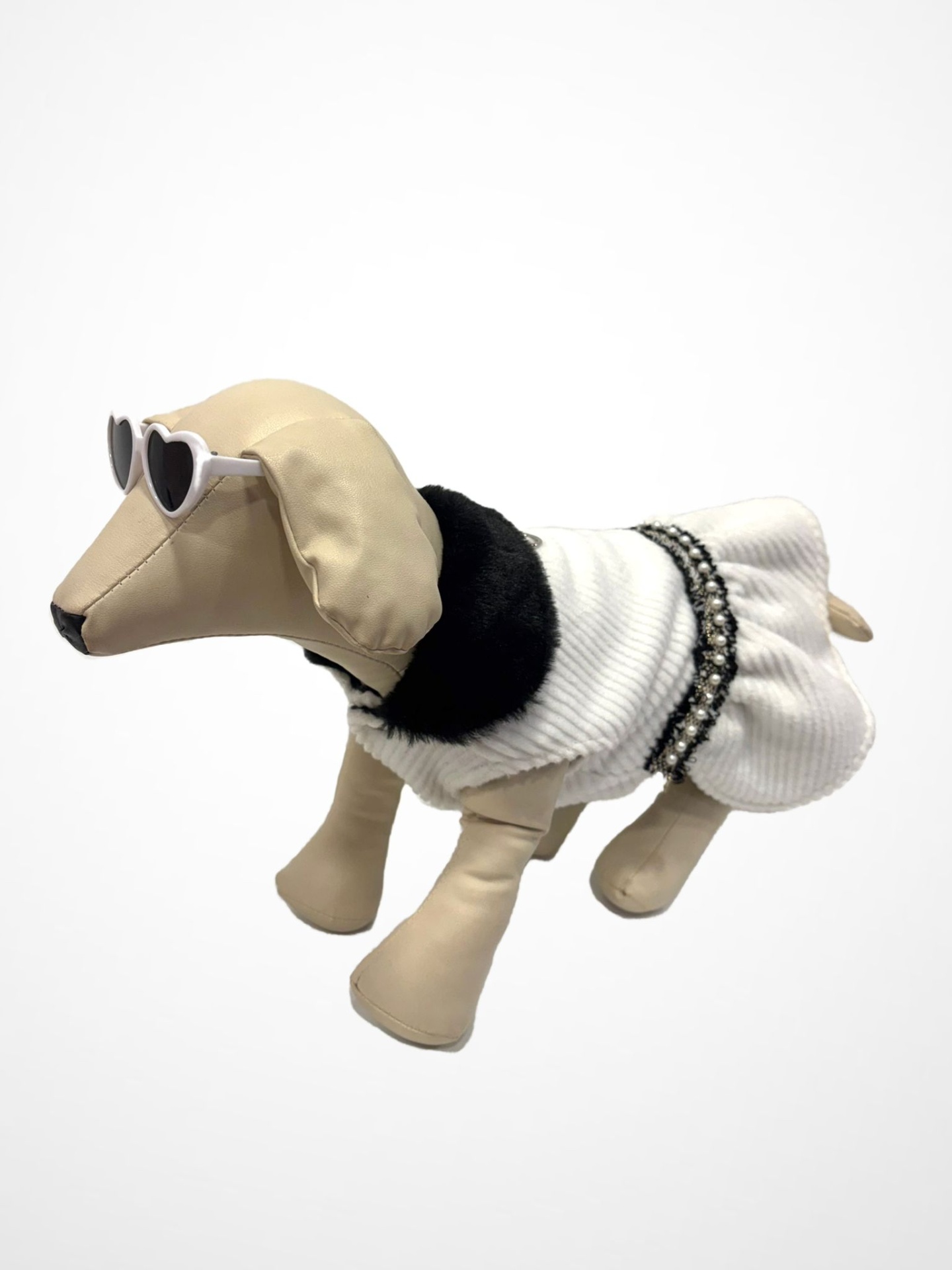 Mannequin cão sintético com vestido branco e óculos escuros em forma de coração