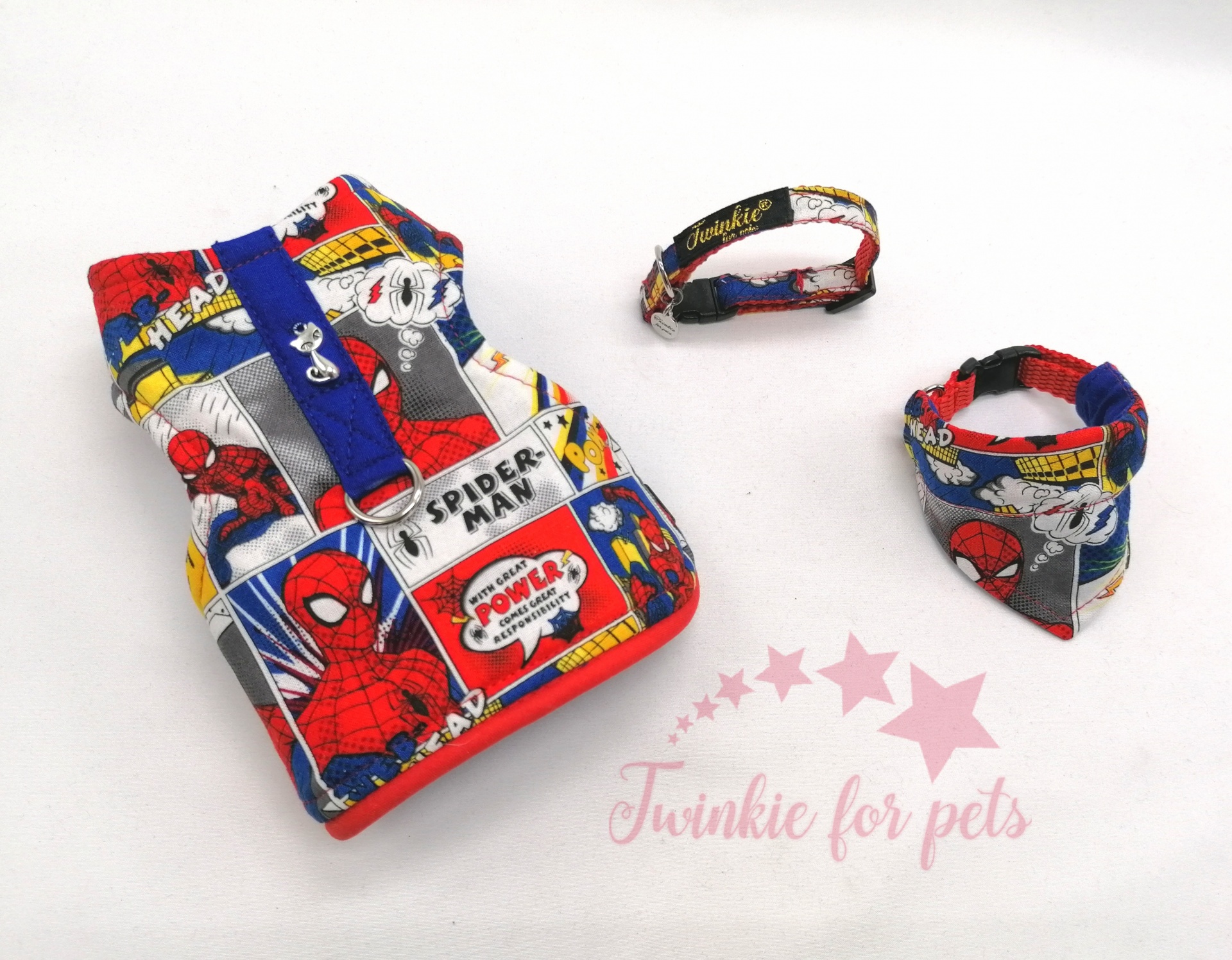Roupa e acessórios para pets com padrão do Spider-Man e texto Twinkie for pets