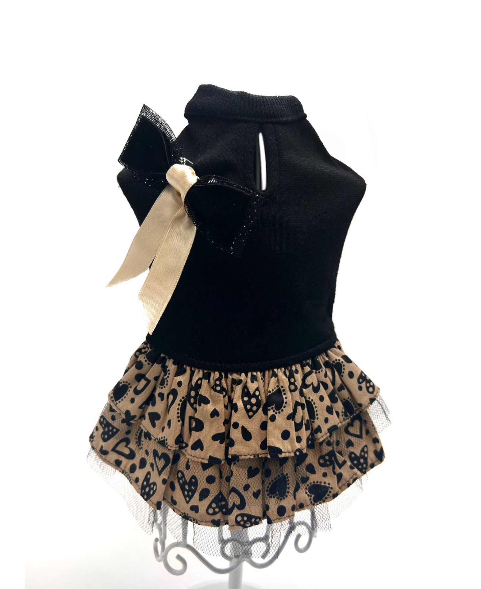 Vestido para cão preto e bege com laço e padrão de corações