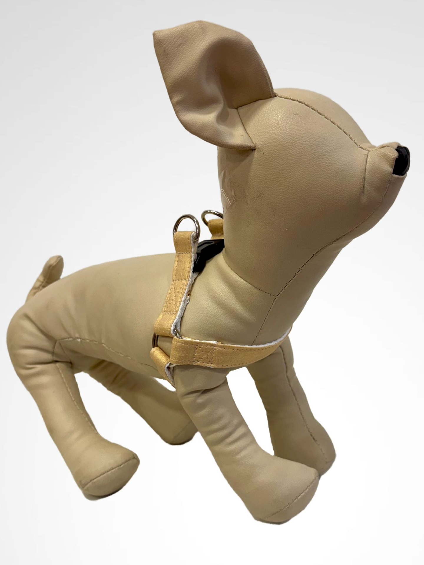 Manipulo em forma de cão bege com arnês amarelo claro