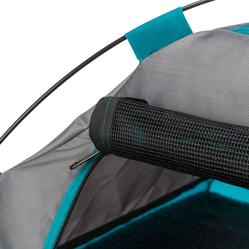 Parte de tenda ou casota para animais em tecido cinzento e azul-turquesa com estrutura em aro preto e rede preta enrolada.