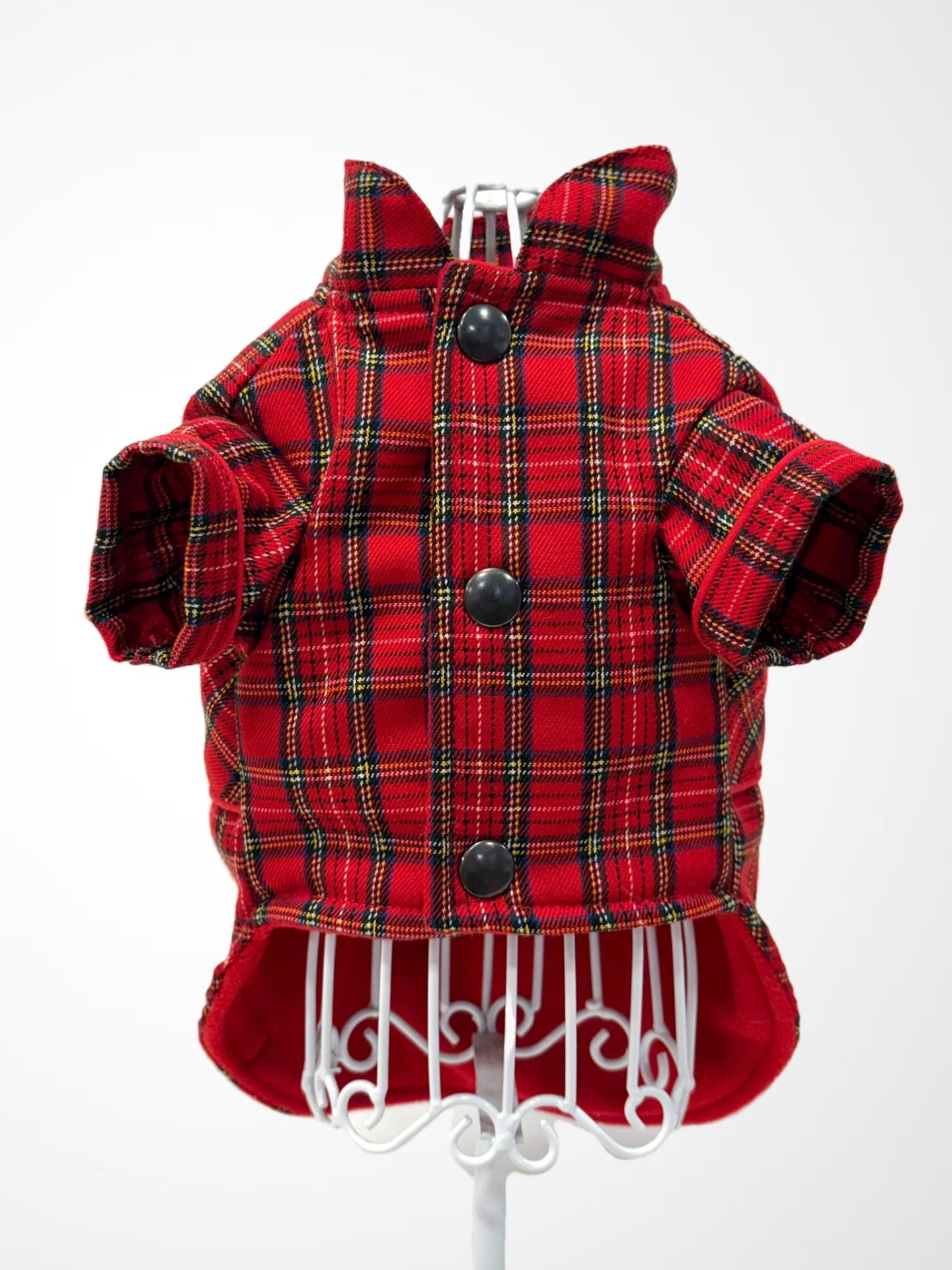 Casaco xadrez vermelho para cão com botões pretos e gola alta