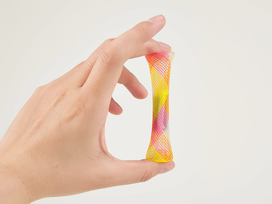 Mão a segurar brinquedo de malha elástica colorida com bolas no interior