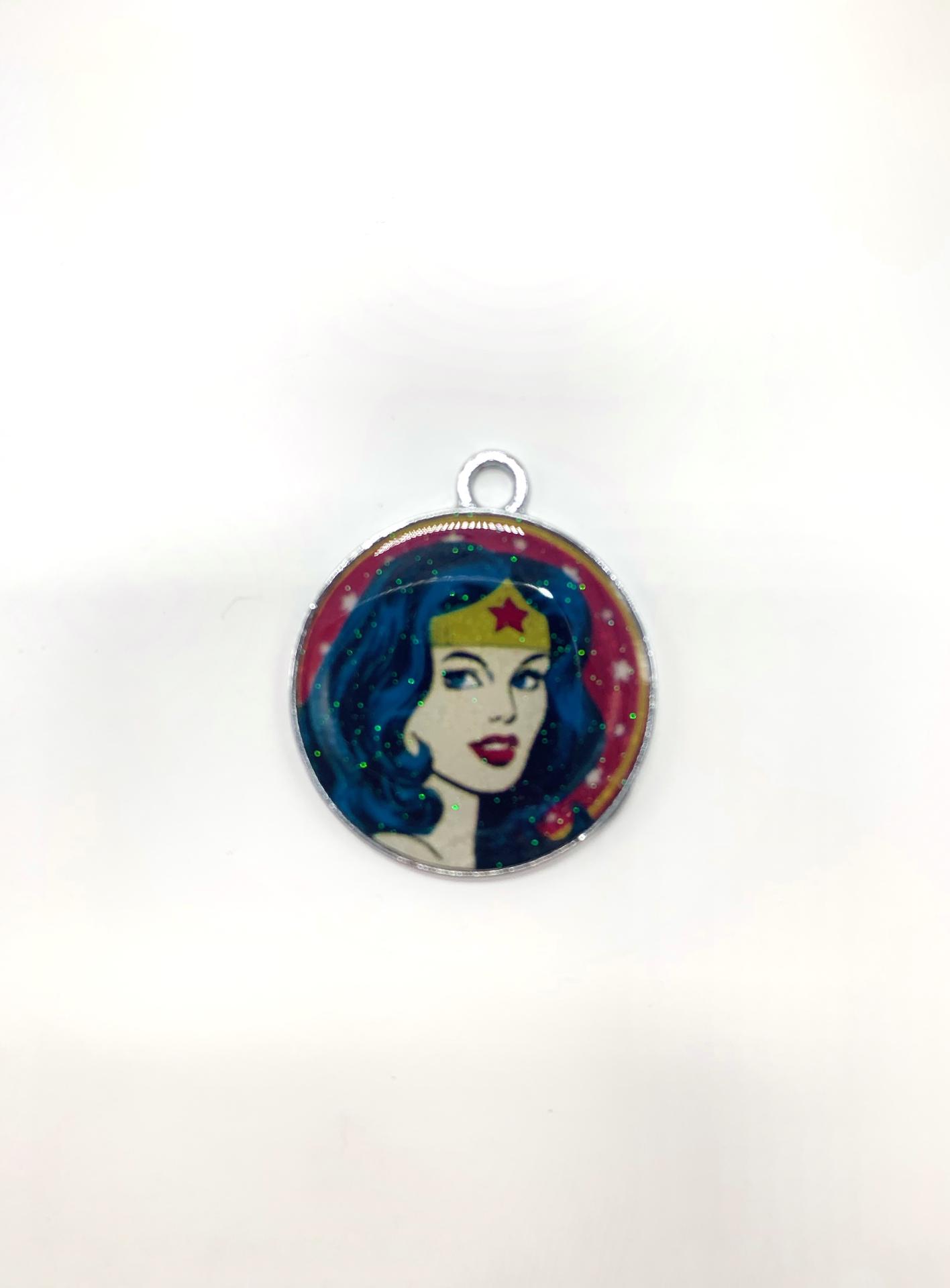 Pingente Wonder Woman circular com fundo vermelho e estrelas