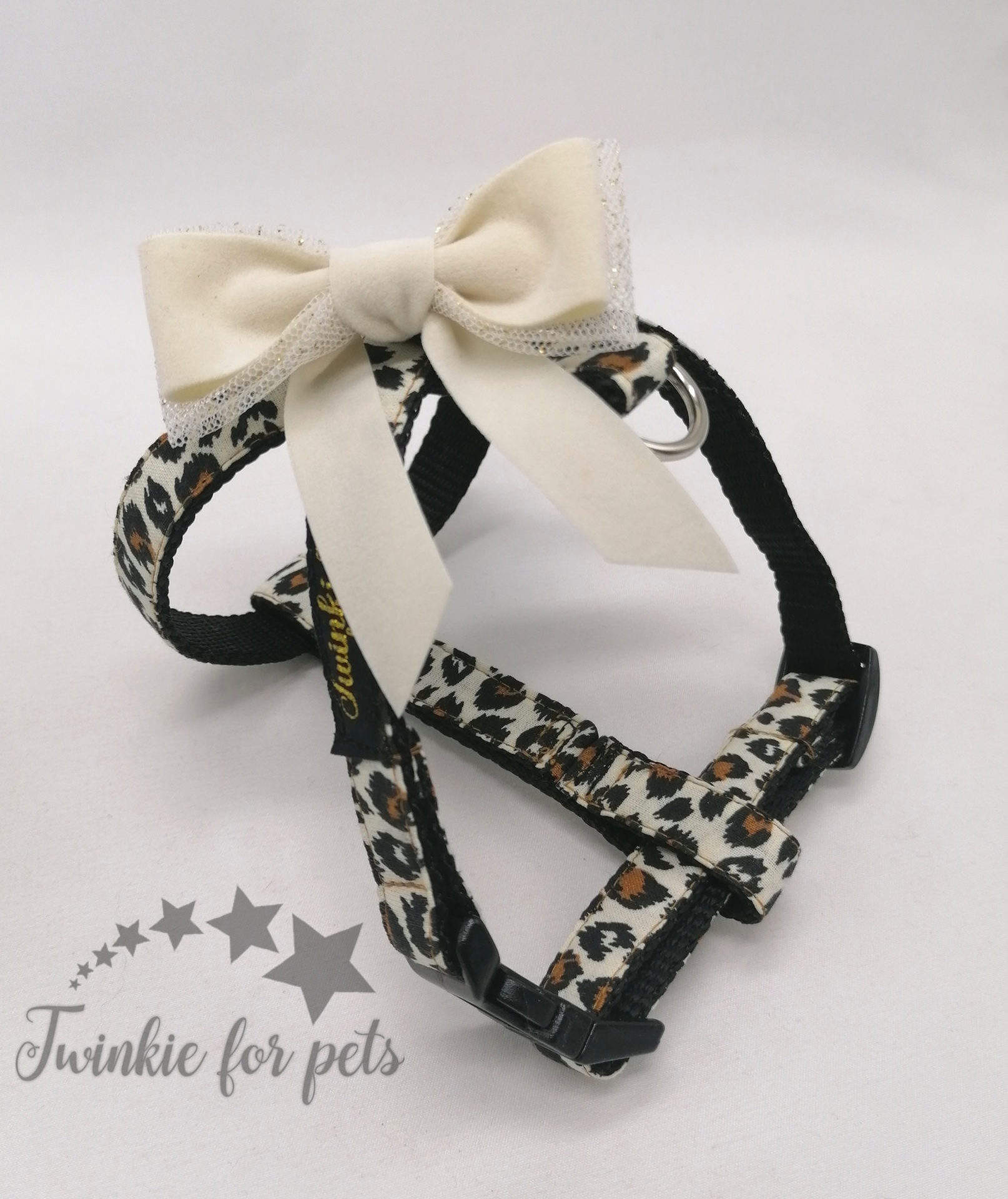 Peitoral para animais com padrão de onça, laço creme e detalhes em renda