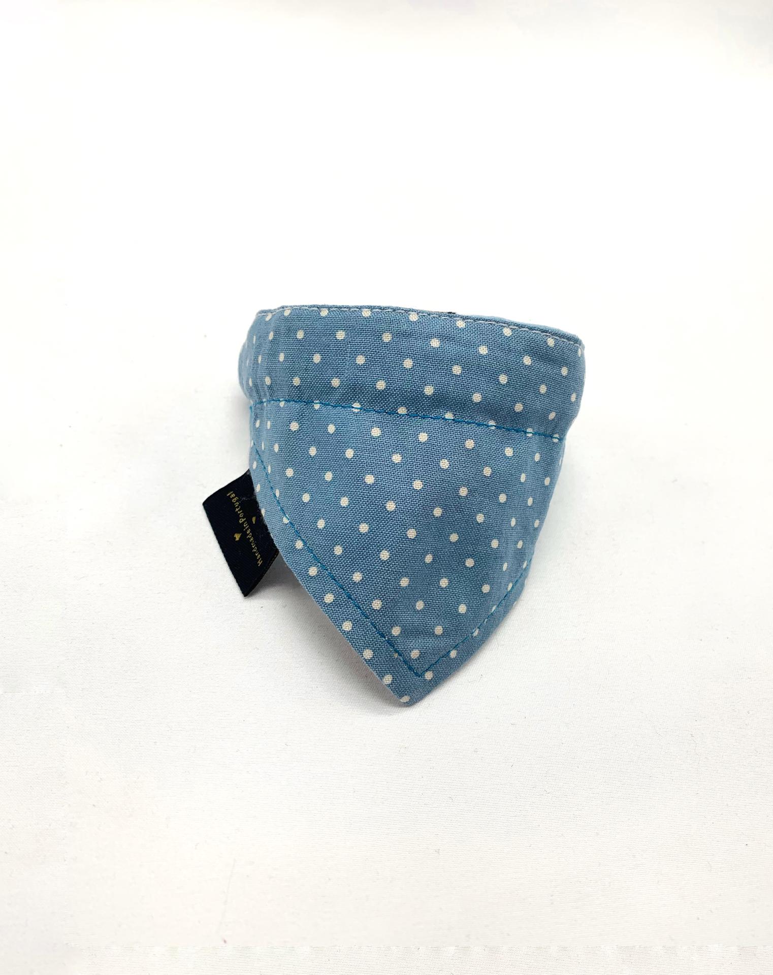 Bandana azul claro com pontos brancos e etiqueta preta