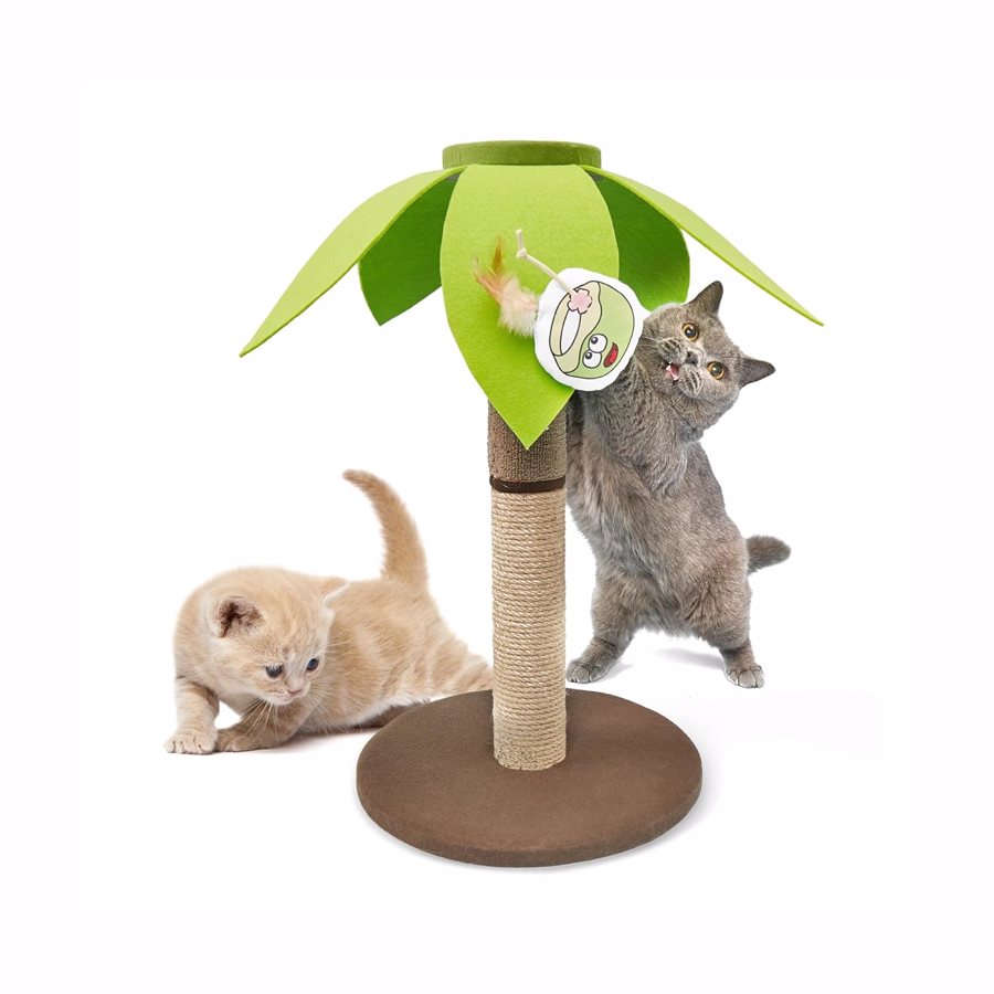 Arranhador para gatos com base castanha, coluna de sisal e folhas verdes com brinquedo, dois gatos brincando.