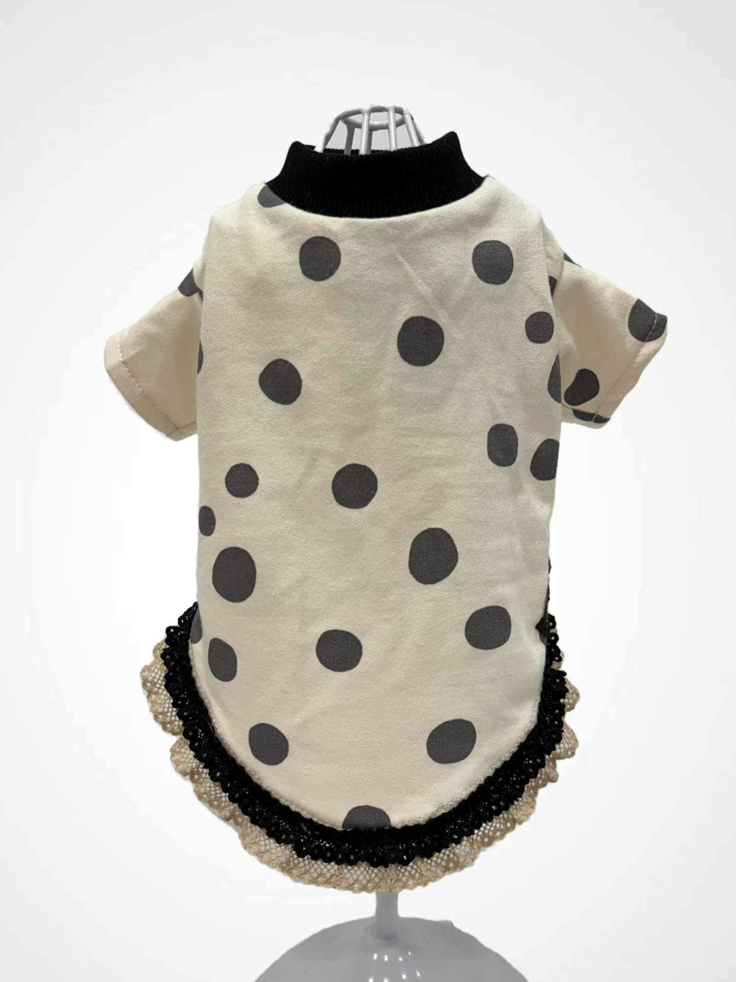 Roupa creme com bolinhas pretas e detalhes em renda preta e bege para animal de estimação