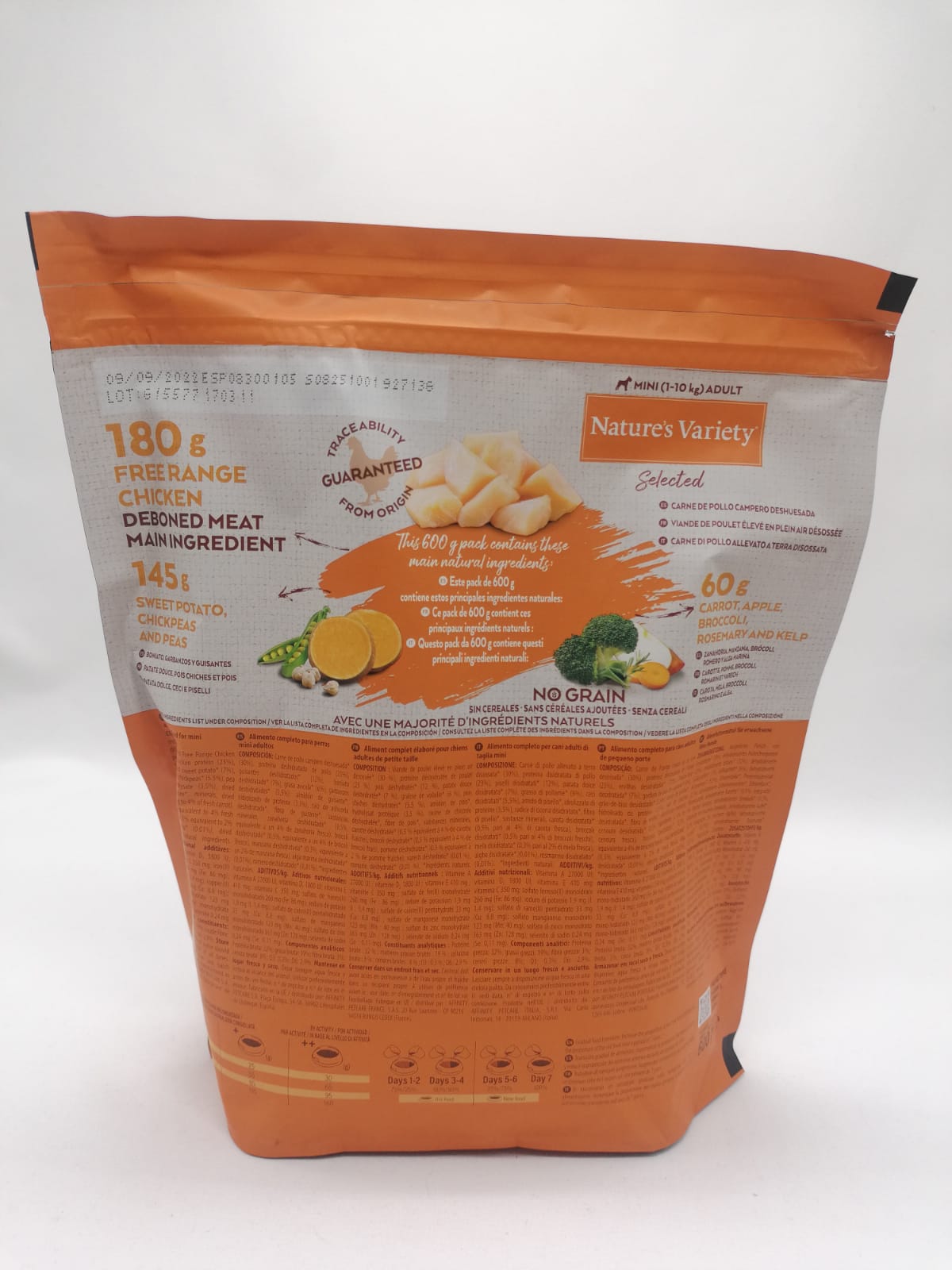 Embalagem de ração Nature's Variety laranja com texto nutricional e ingredientes