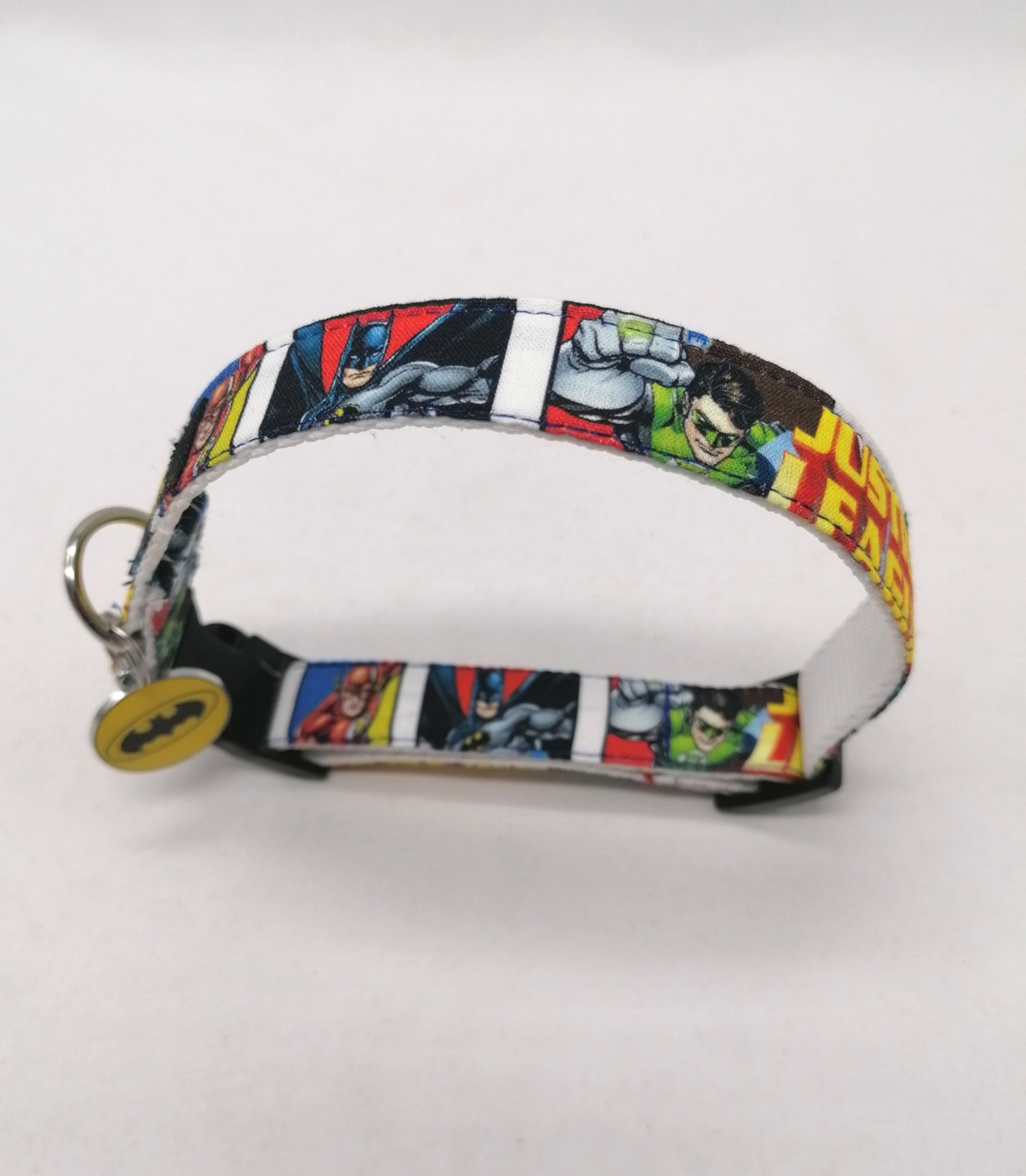 Coleira para pets com estampa da Liga da Justiça e pendente do Batman