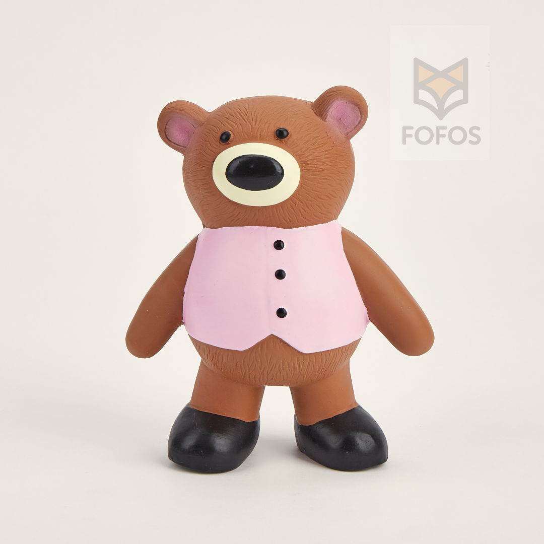 Urso de brinquedo castanho com colete rosa e botas pretas