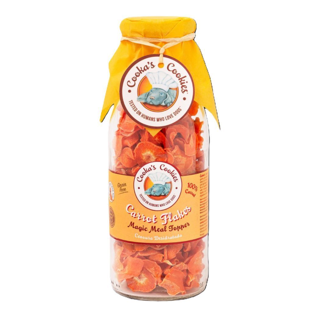 Frasco com flocos de cenoura desidratada e etiqueta Cookas Cookies