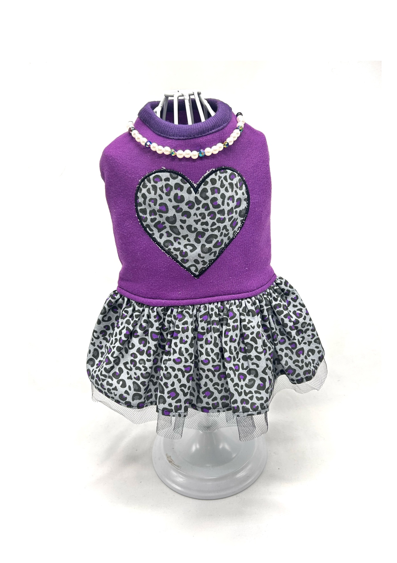 Vestido para cão roxo com coração estampado e saia com padrão de leopardo.