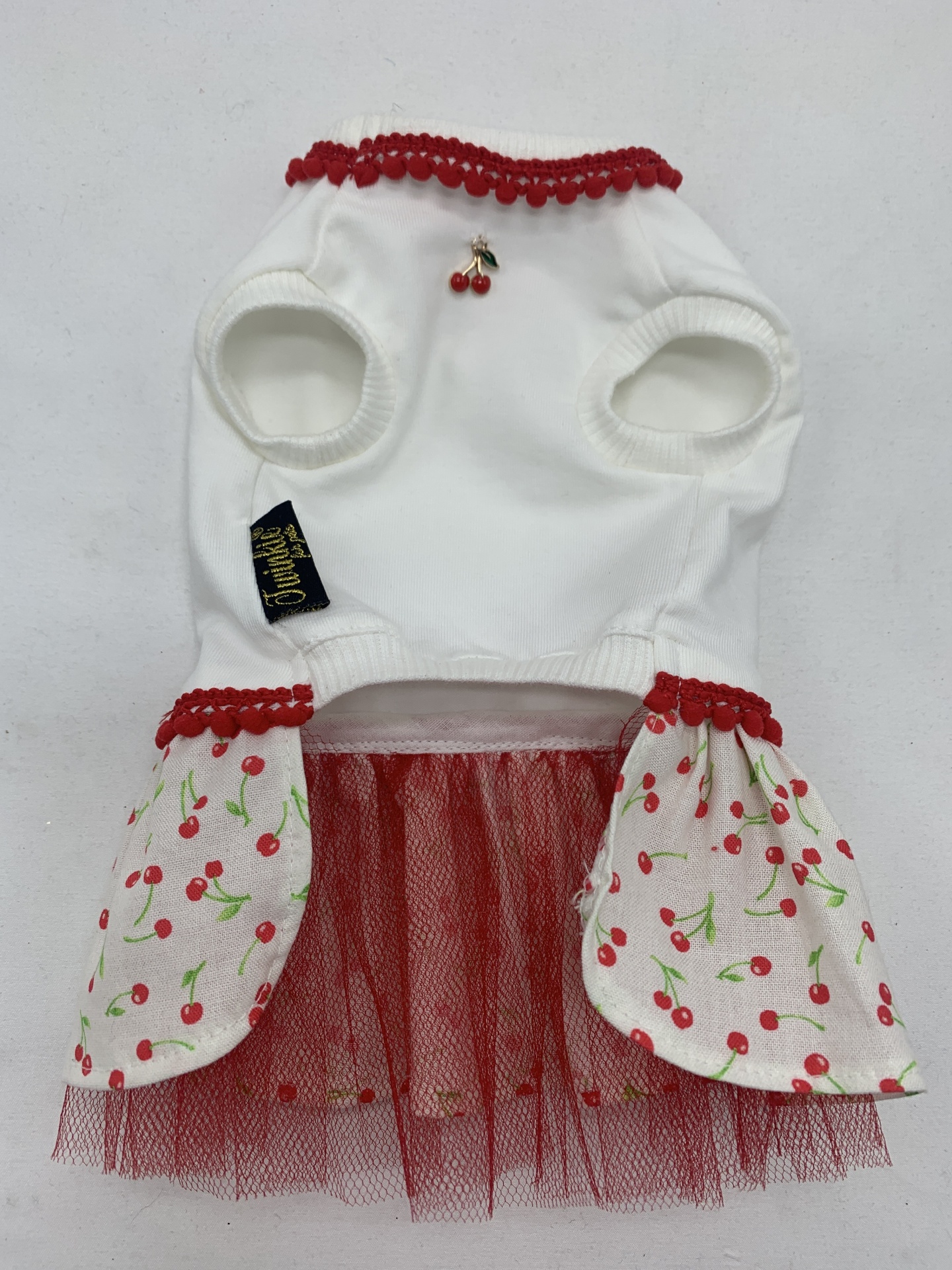 Vestido para cão branco com cerejas vermelhas e saia de tule vermelho.