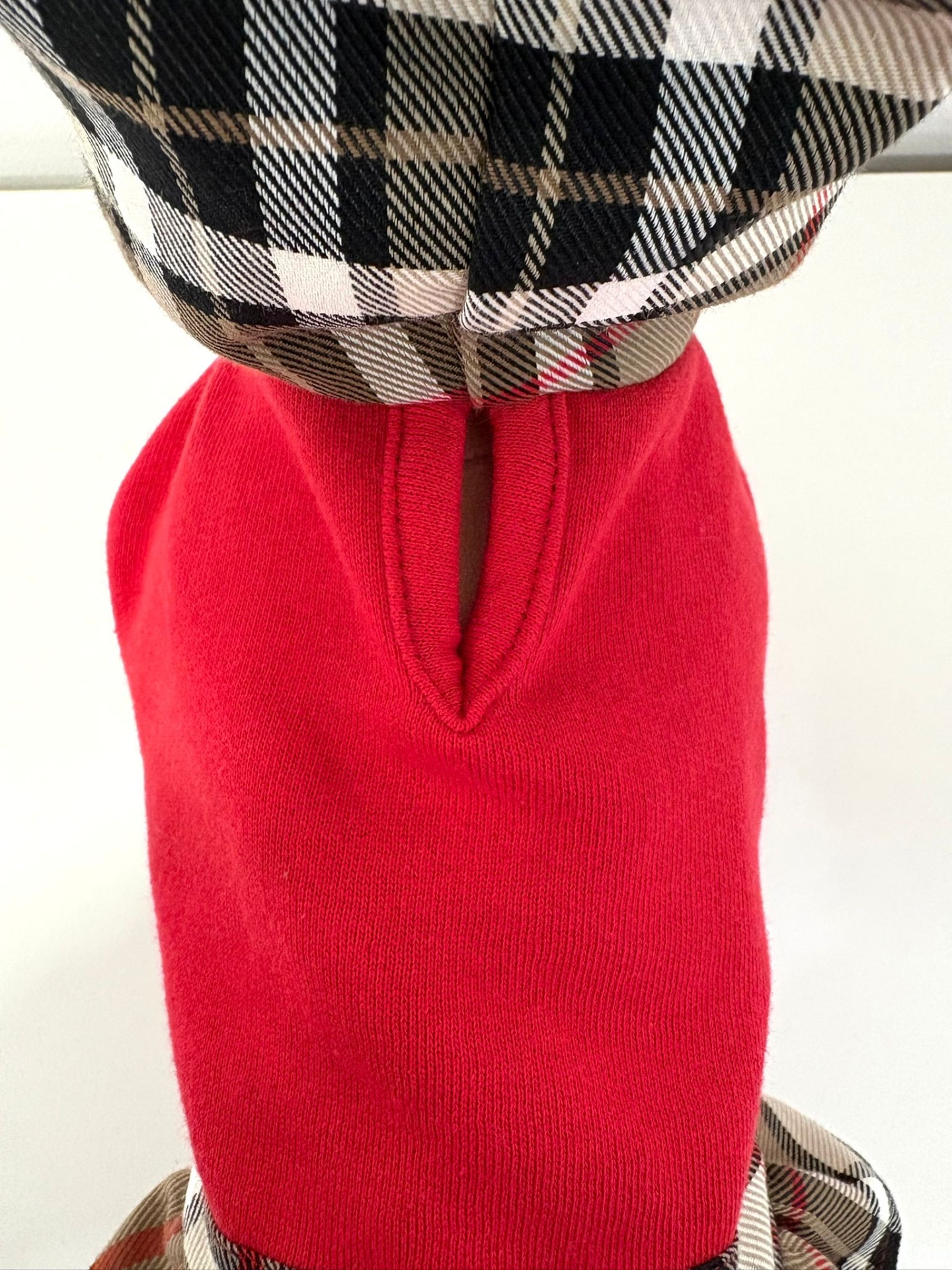 Roupa para cão vermelho com capuz xadrez