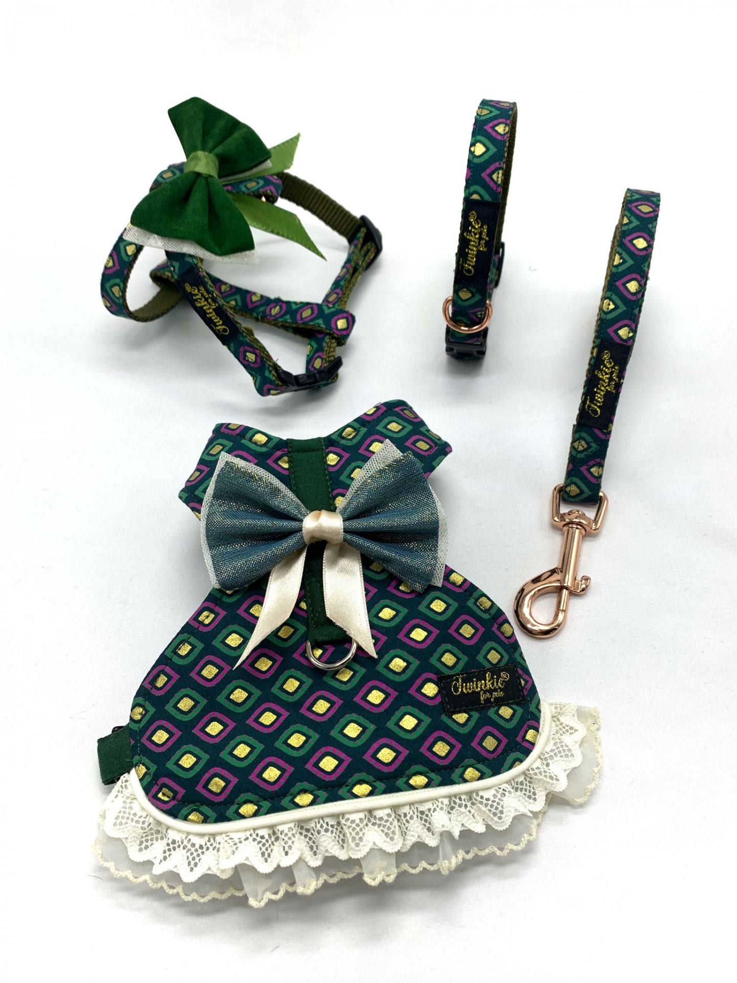 Conjunto de acessórios para cães com padrão geométrico colorido e laço azul